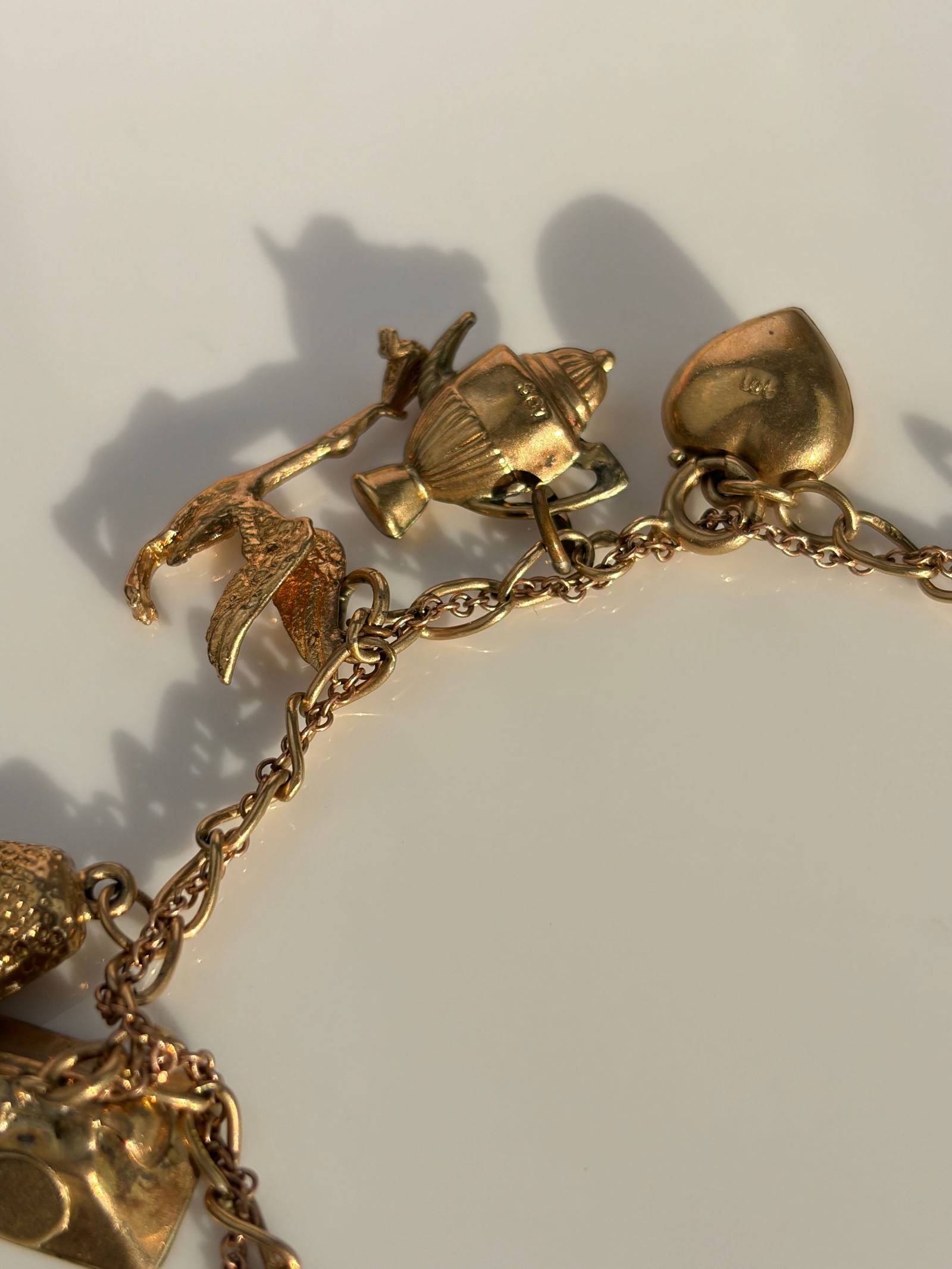 VINTAGE 9CT YELLOW GOLD CHARM BRACELET HORSESHOE, BEAN, HEART ETC - 2