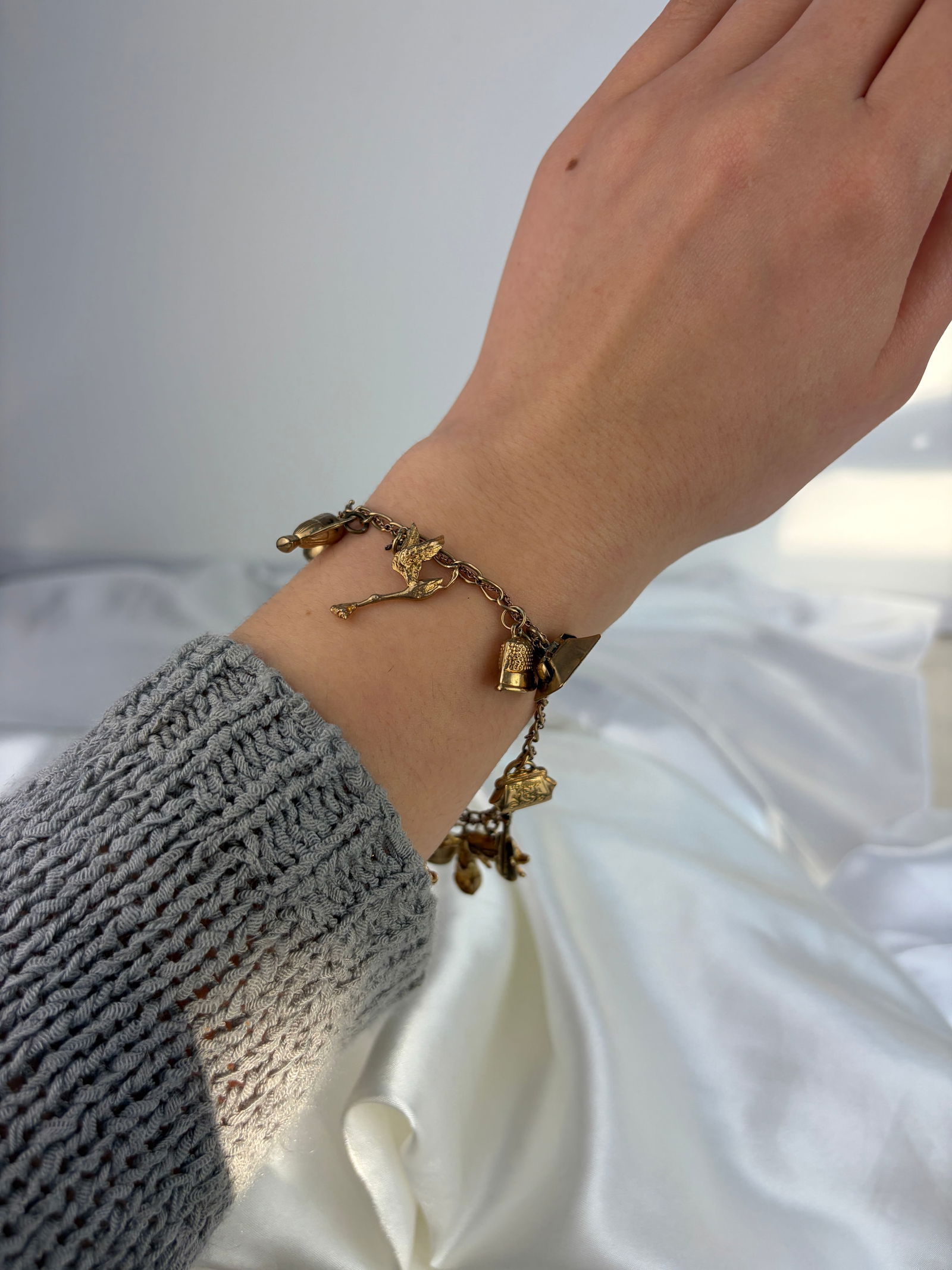 VINTAGE 9CT YELLOW GOLD CHARM BRACELET HORSESHOE, BEAN, HEART ETC - 4