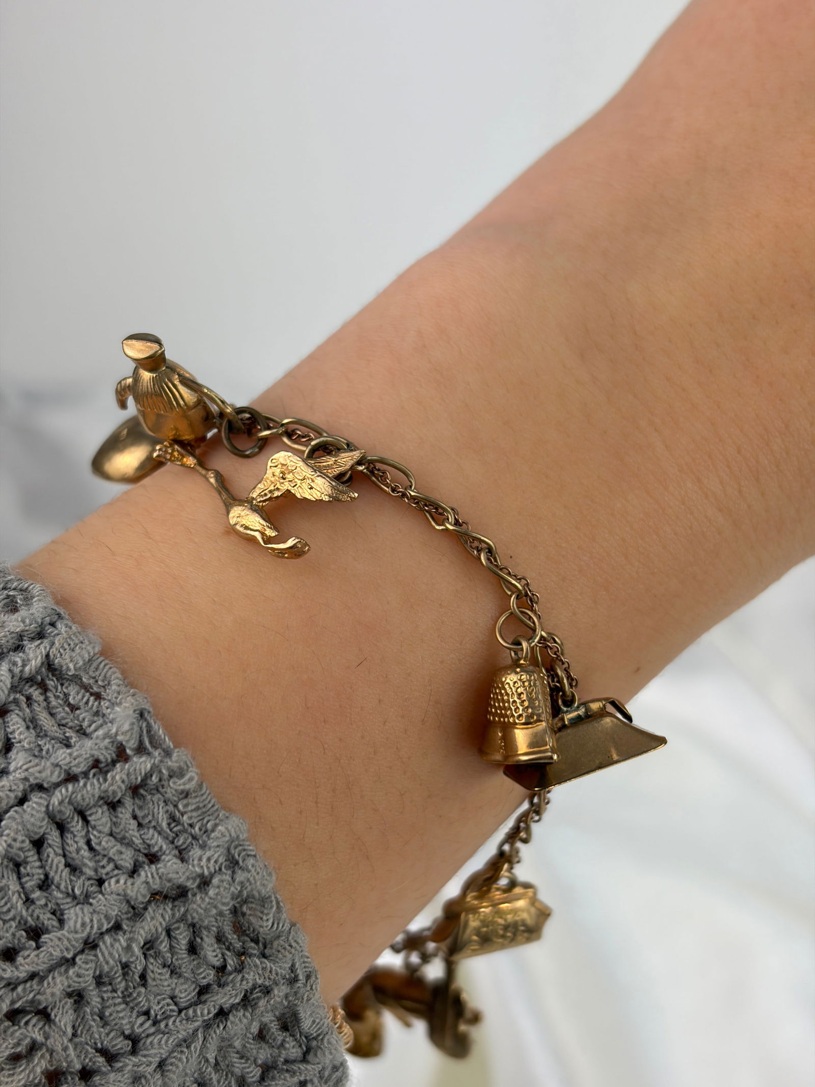 VINTAGE 9CT YELLOW GOLD CHARM BRACELET HORSESHOE, BEAN, HEART ETC - 5