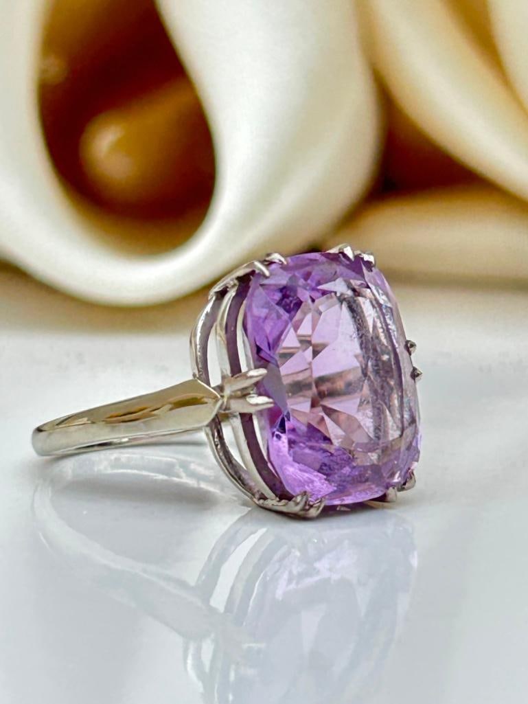 Chunky 18ct White Gold Amethyst Ring - 6