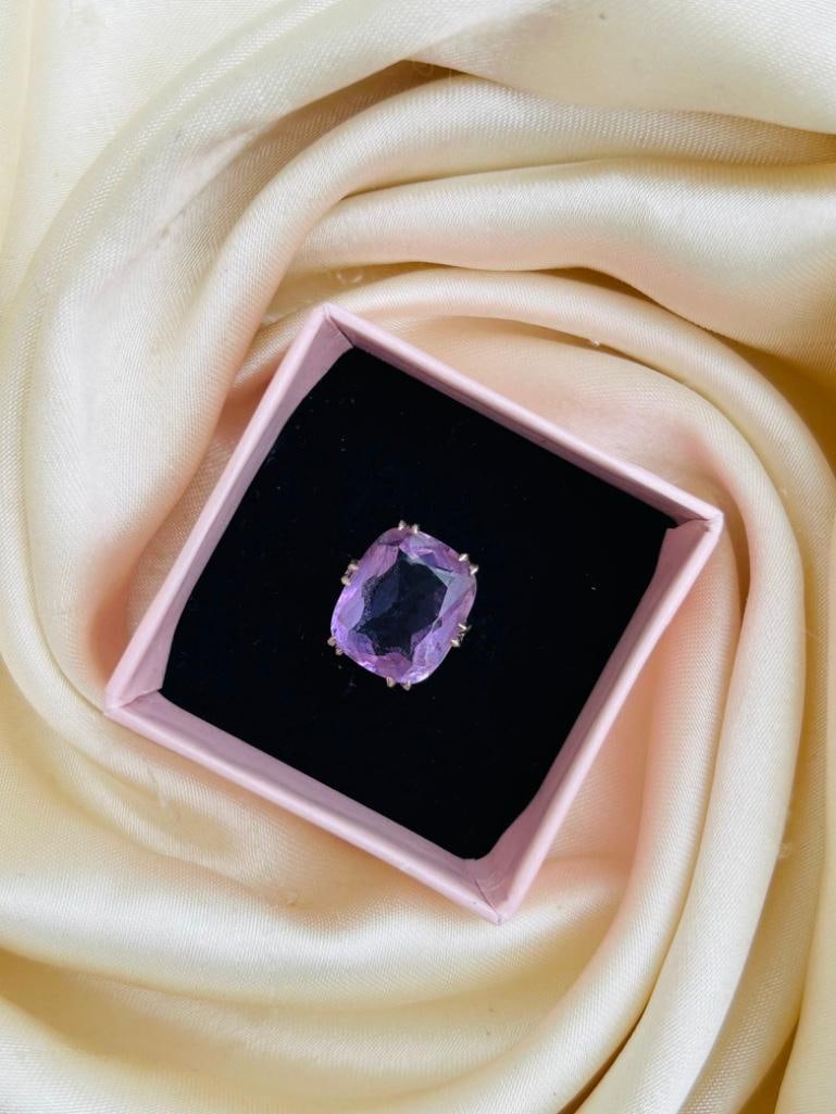Chunky 18ct White Gold Amethyst Ring - 9