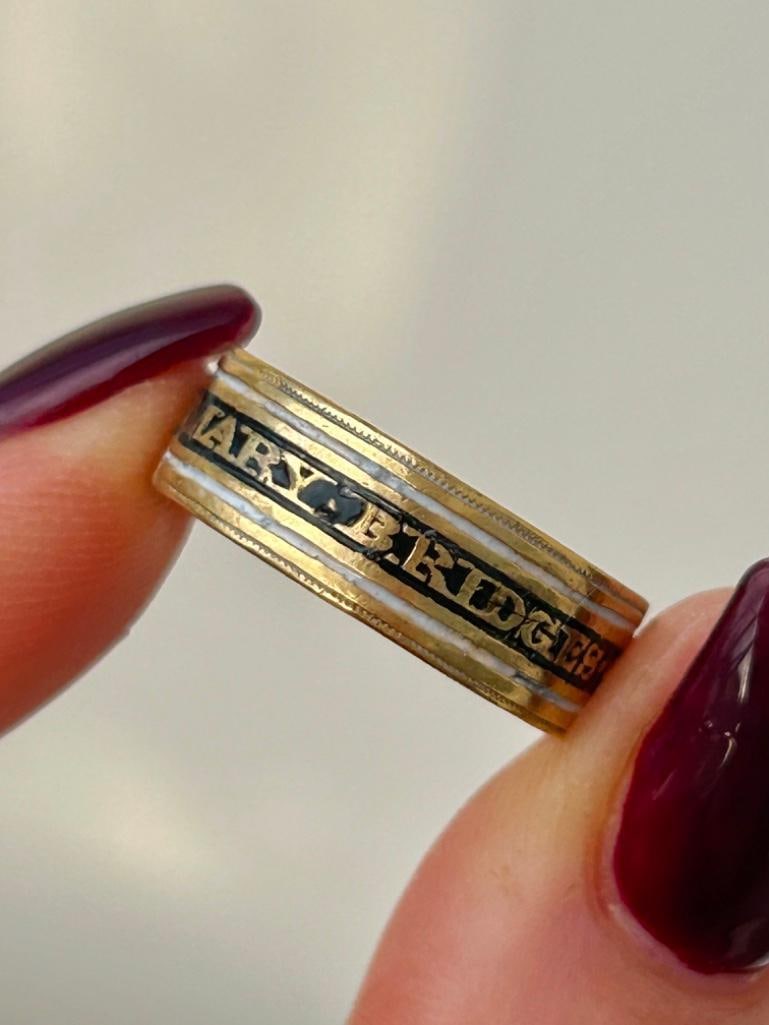 Antique Circa 1808 Black and White Enamel Mourning Band Ring in 18ct Yellow Gold - 2
