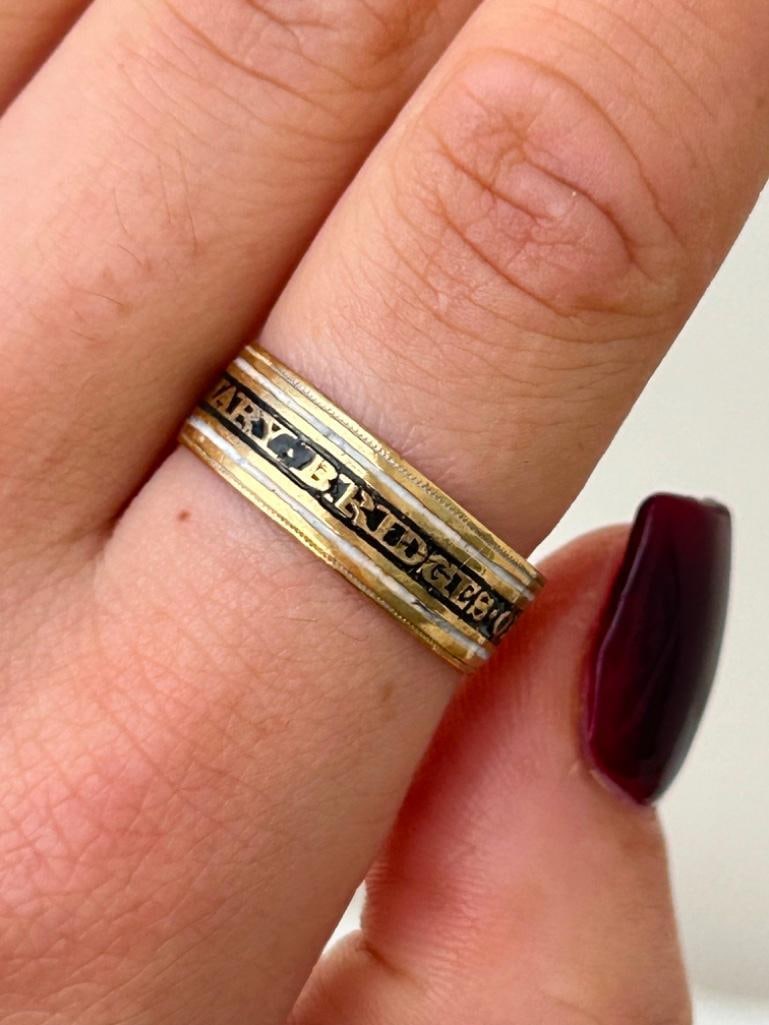 Antique Circa 1808 Black and White Enamel Mourning Band Ring in 18ct Yellow Gold - 3