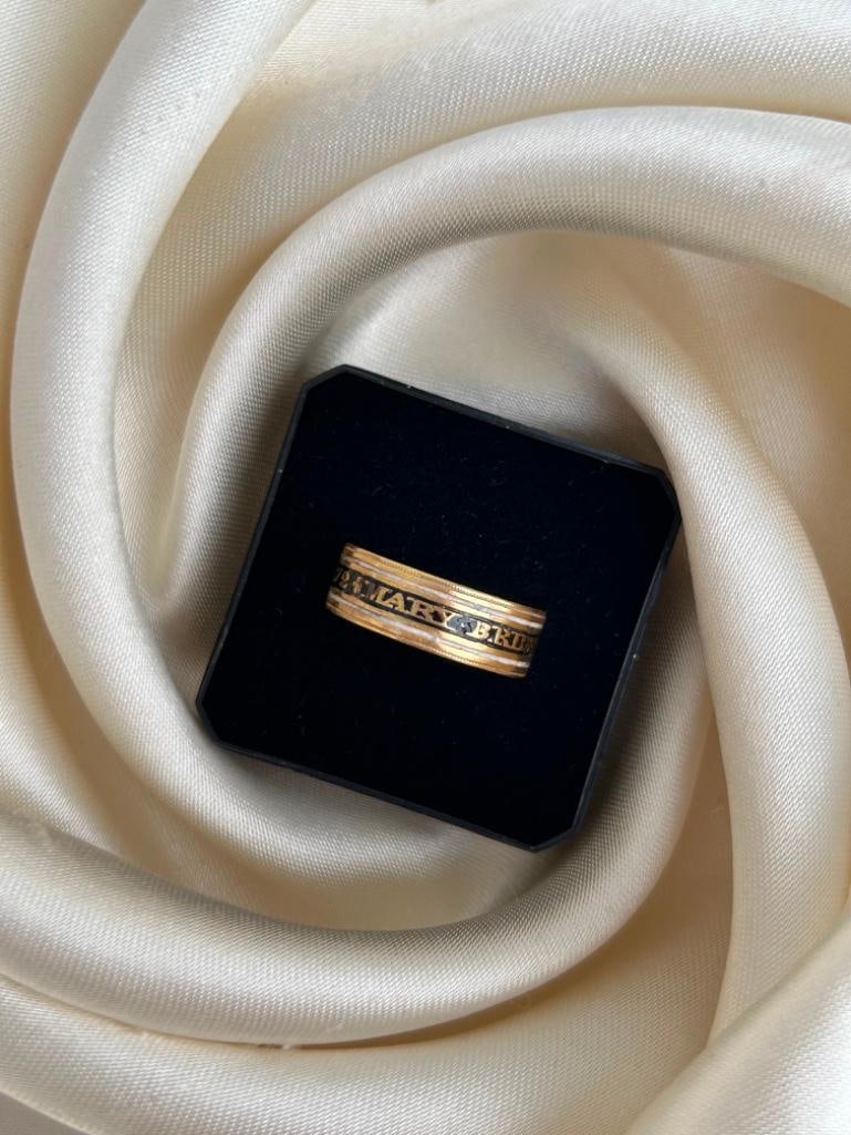 Antique Circa 1808 Black and White Enamel Mourning Band Ring in 18ct Yellow Gold - 5