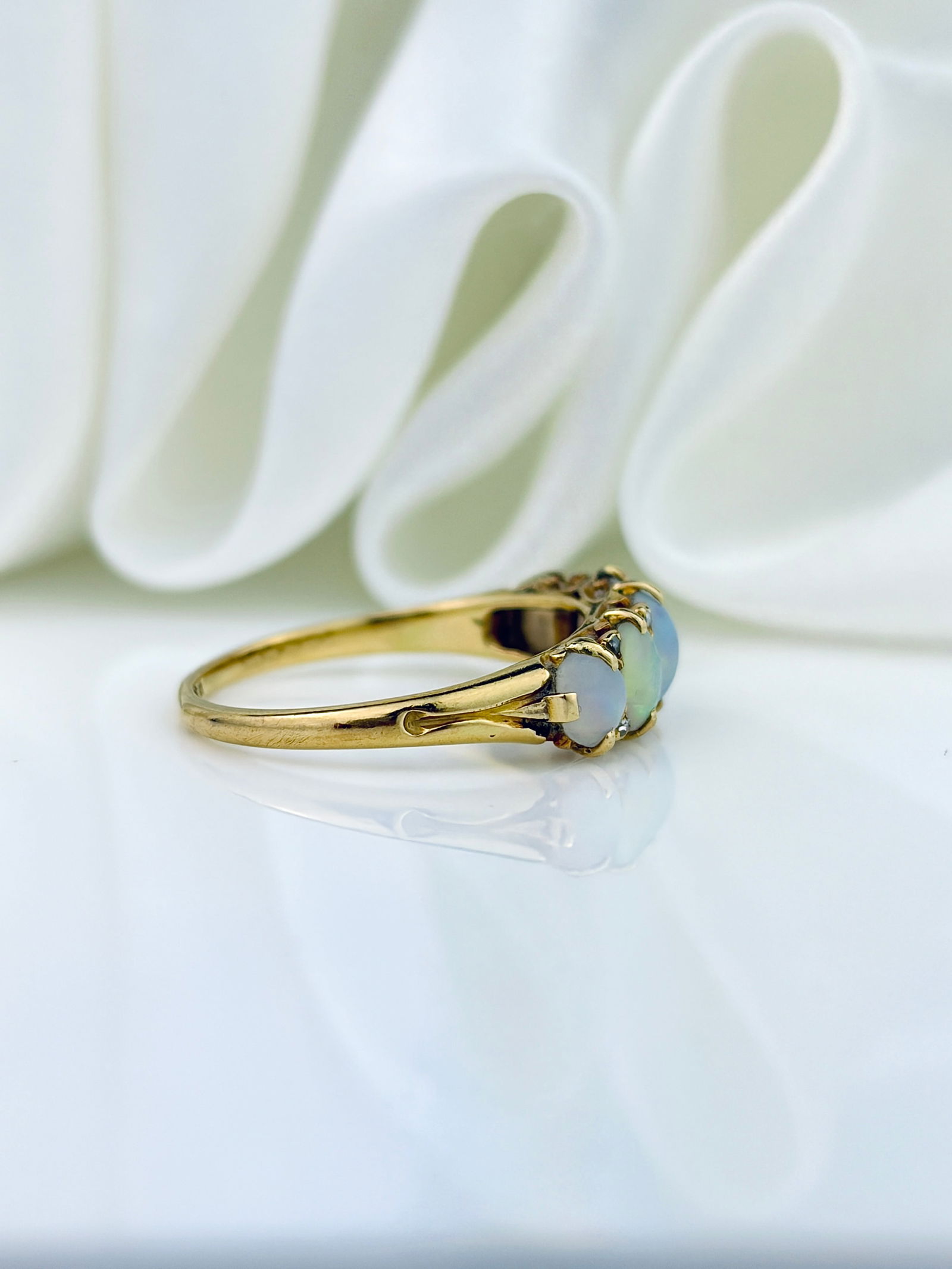 ANTIQUE 18CT YELLOW GOLD OPAL 5 STONE RING WITH DIAMOND POINTS - 2