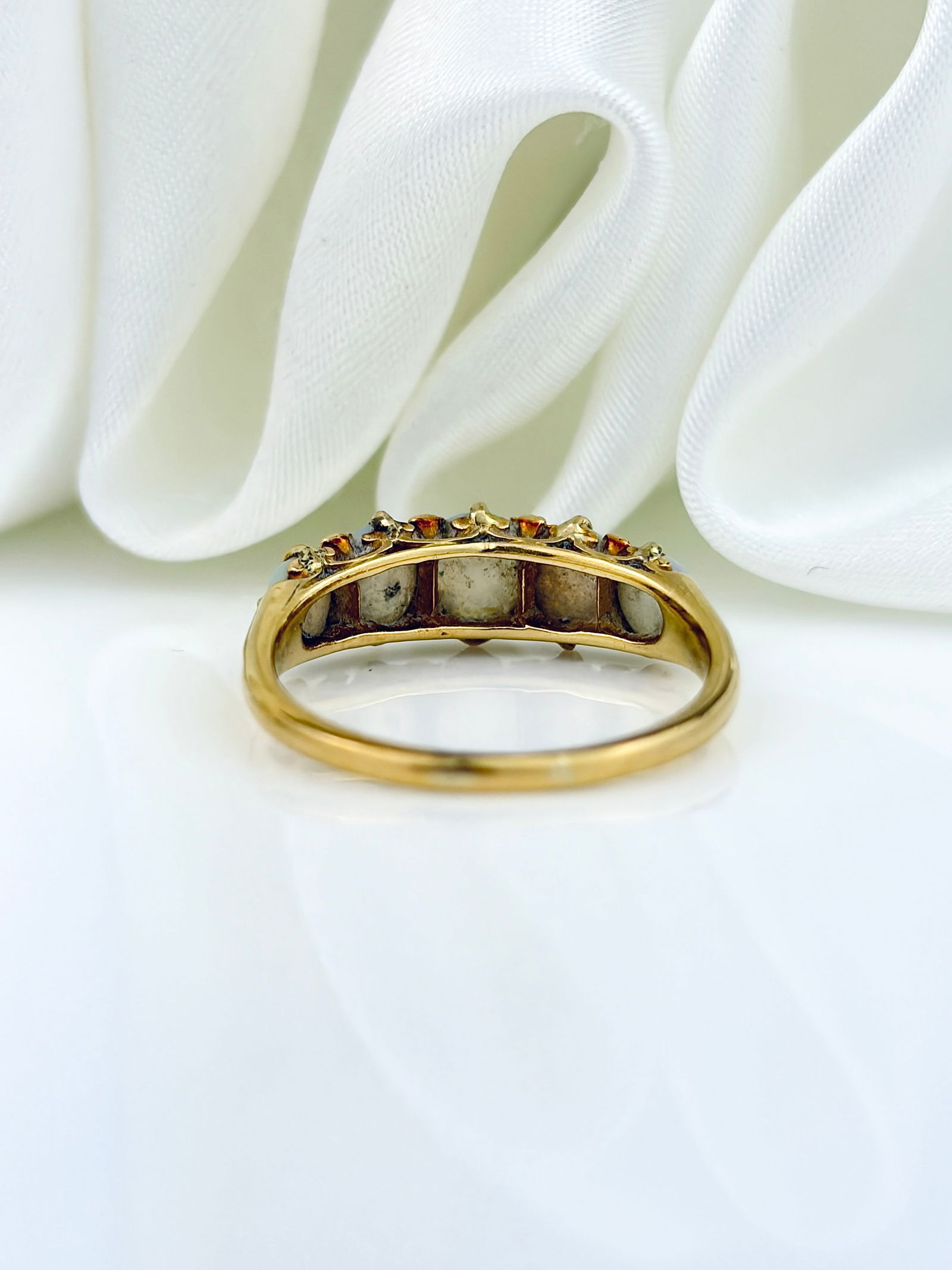 ANTIQUE 18CT YELLOW GOLD OPAL 5 STONE RING WITH DIAMOND POINTS - 3