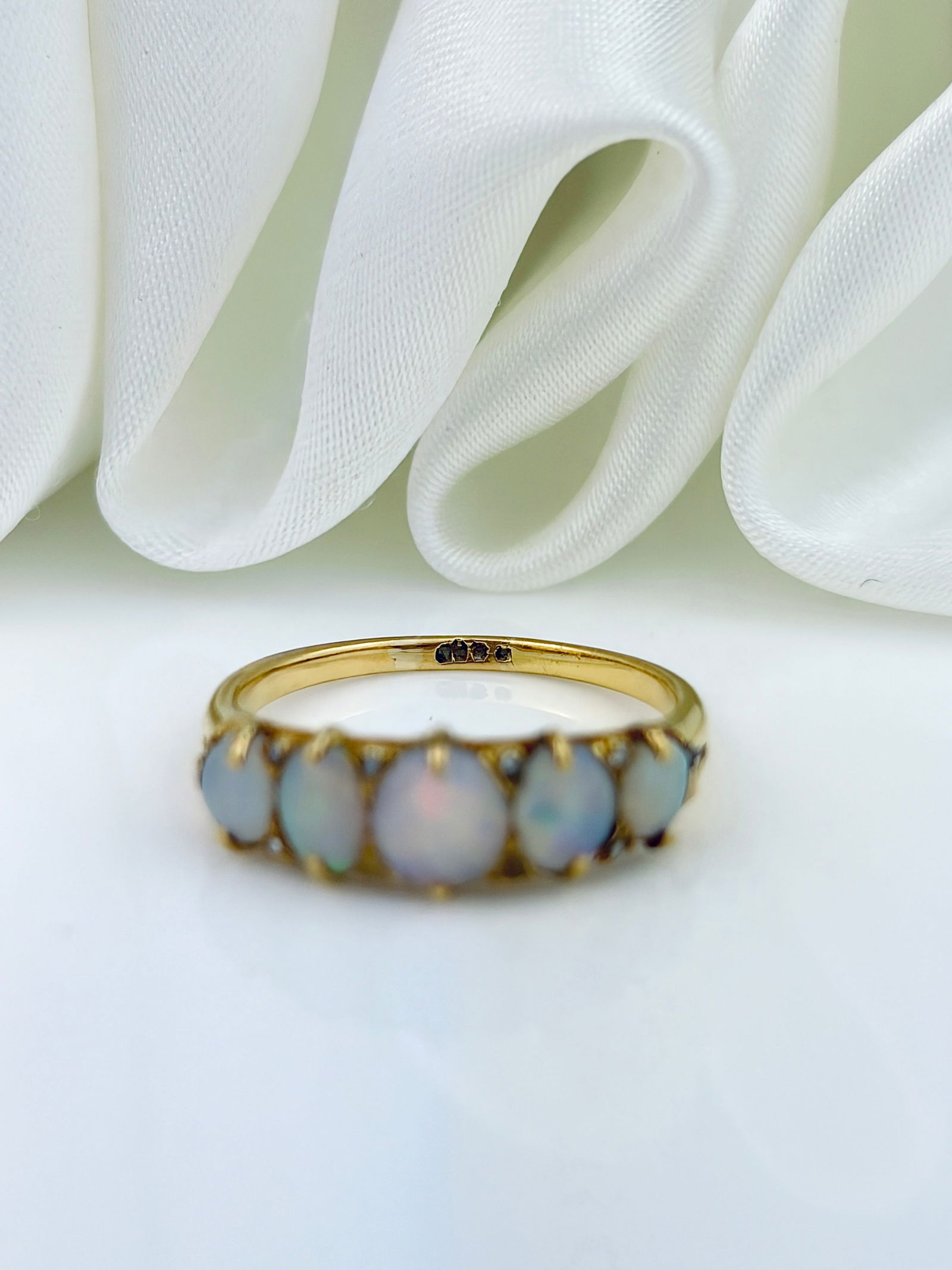 ANTIQUE 18CT YELLOW GOLD OPAL 5 STONE RING WITH DIAMOND POINTS - 4