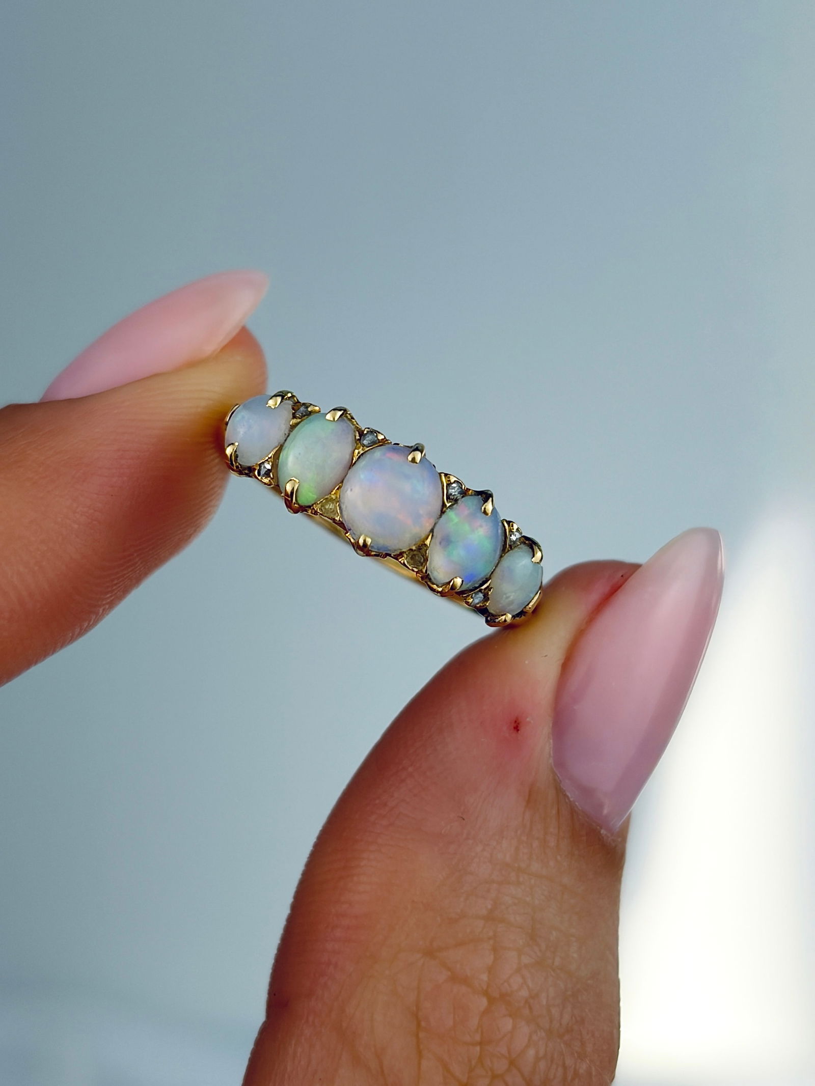ANTIQUE 18CT YELLOW GOLD OPAL 5 STONE RING WITH DIAMOND POINTS - 5