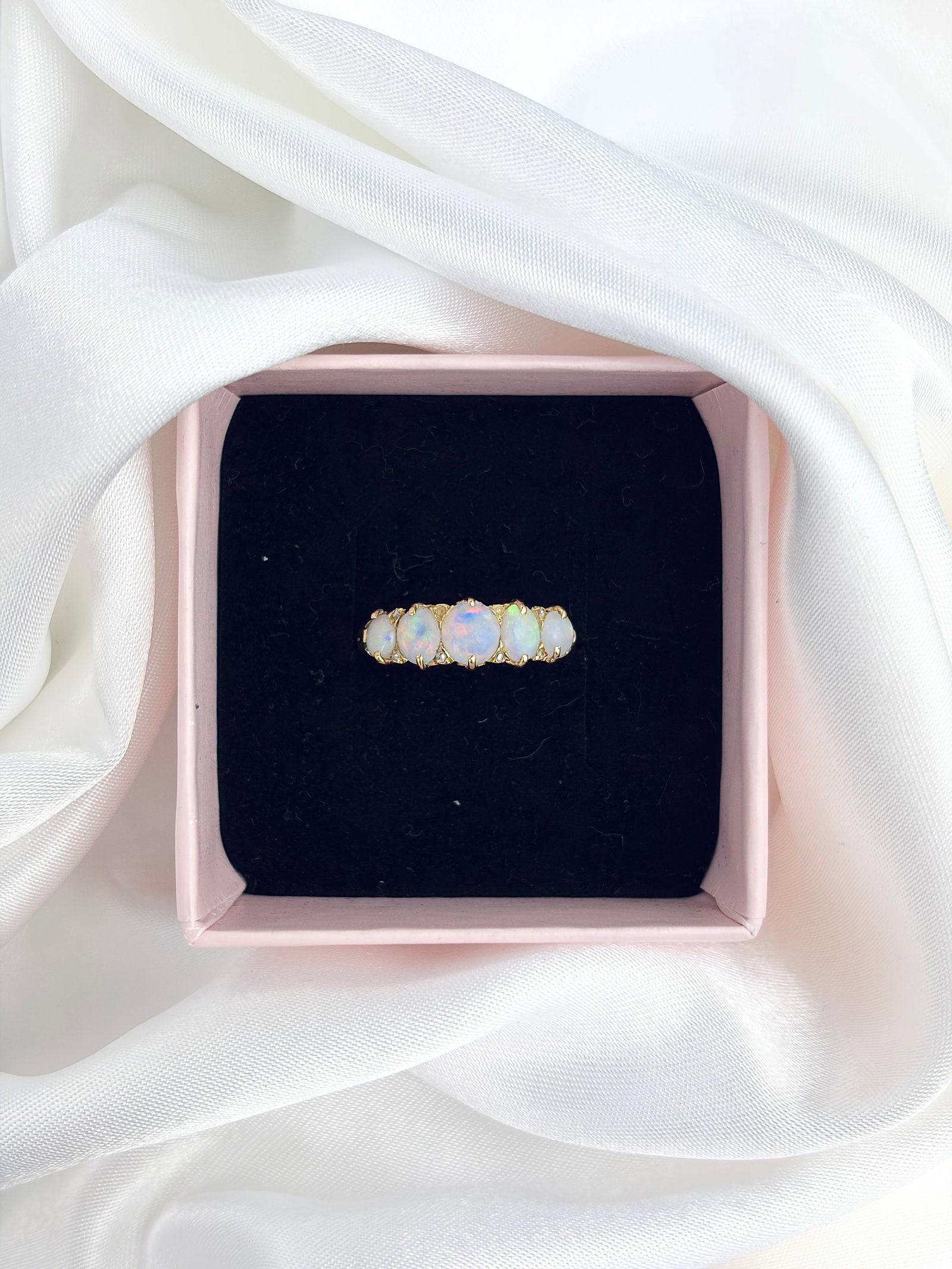 ANTIQUE 18CT YELLOW GOLD OPAL 5 STONE RING WITH DIAMOND POINTS - 9