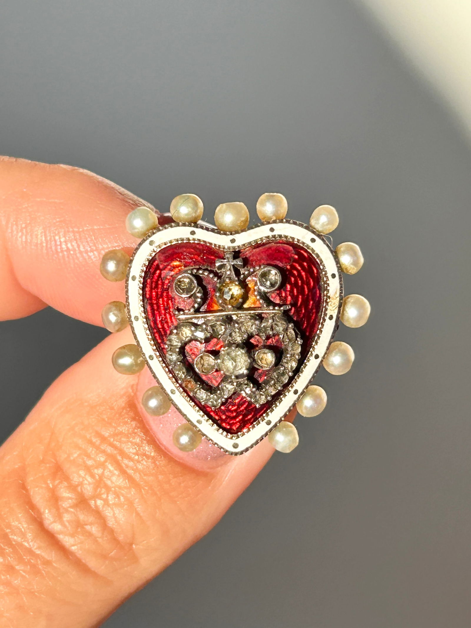 Antique gold red enamel heart brooch set with diamonds and pearls - locket back and in original box: Antique red enamel heart set with diamonds and pearls - locket back and in original box Wonderful detailing and housed in its original fitted antique box Gold , diamonds , pearls and red enamel