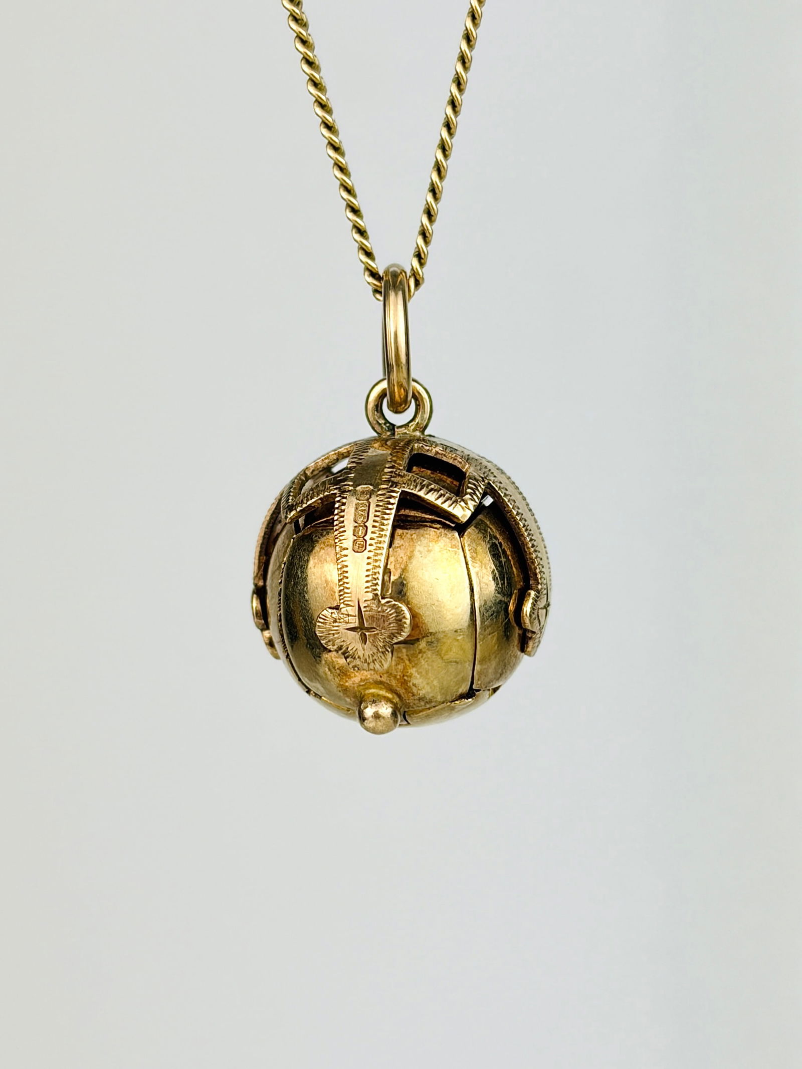 RARE 9CT YELLOW GOLD MASONIC BALL AND CROSS OPENING ORB PENDANT: RARE 9CT YELLOW GOLD MASONIC BALL AND CROSS OPENING ORB PENDANT