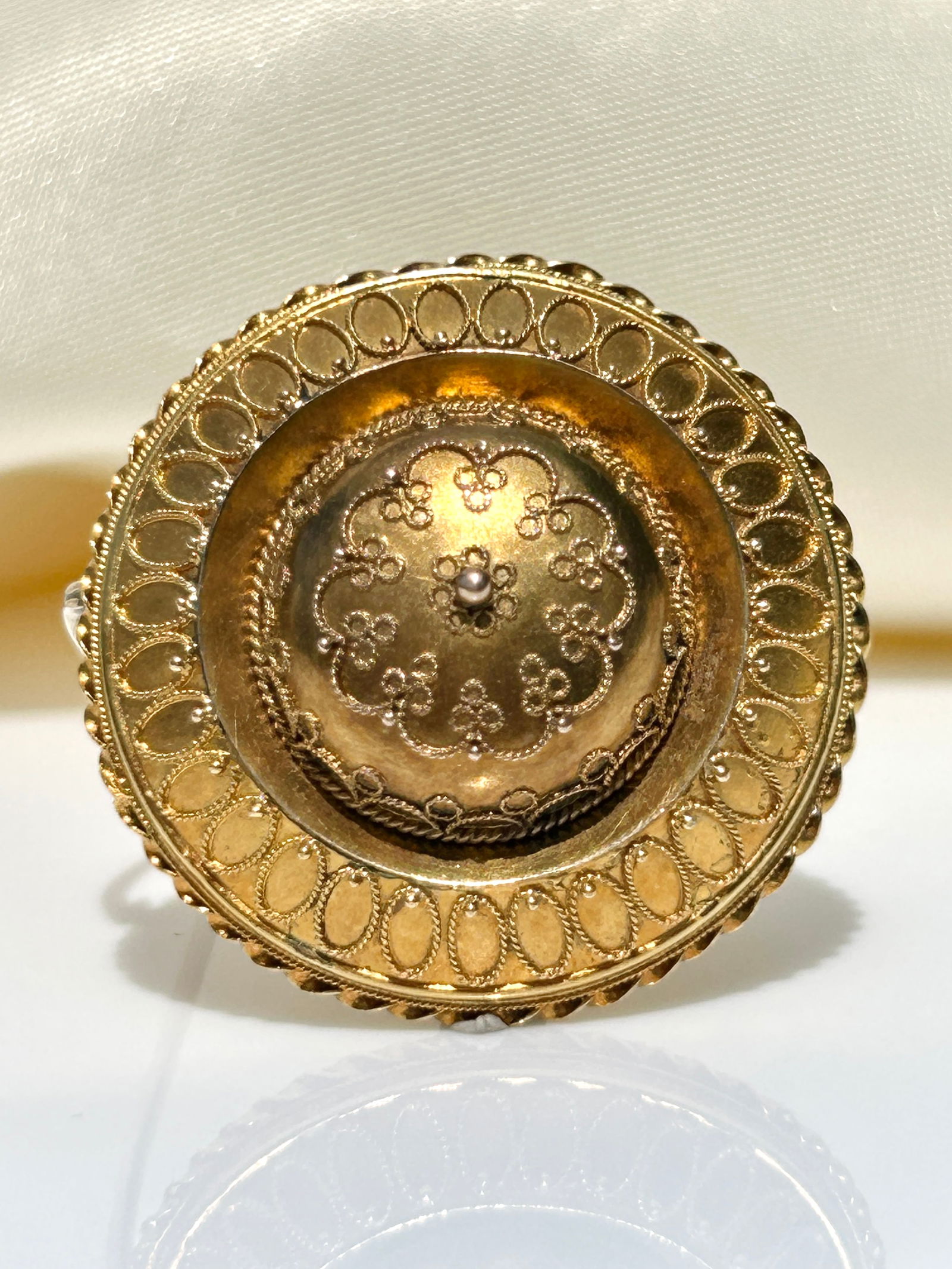 Antique 18ct yellow gold ornate design large target brooch with locket back: Antique 18ct yellow gold ornate design large target brooch with locket back Such a unique piece Weight 9.52 g Measures 3.5 x 3.5 cm Office use only QZZ 