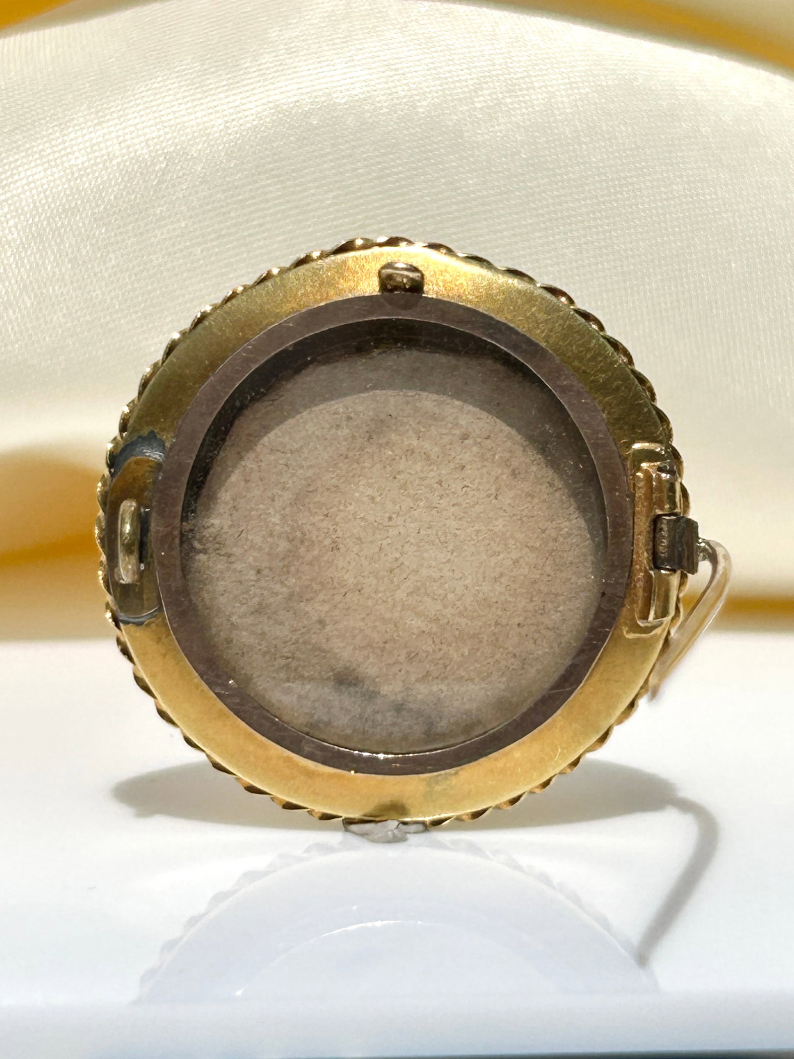 Antique 18ct yellow gold ornate design large target brooch with locket back - 4