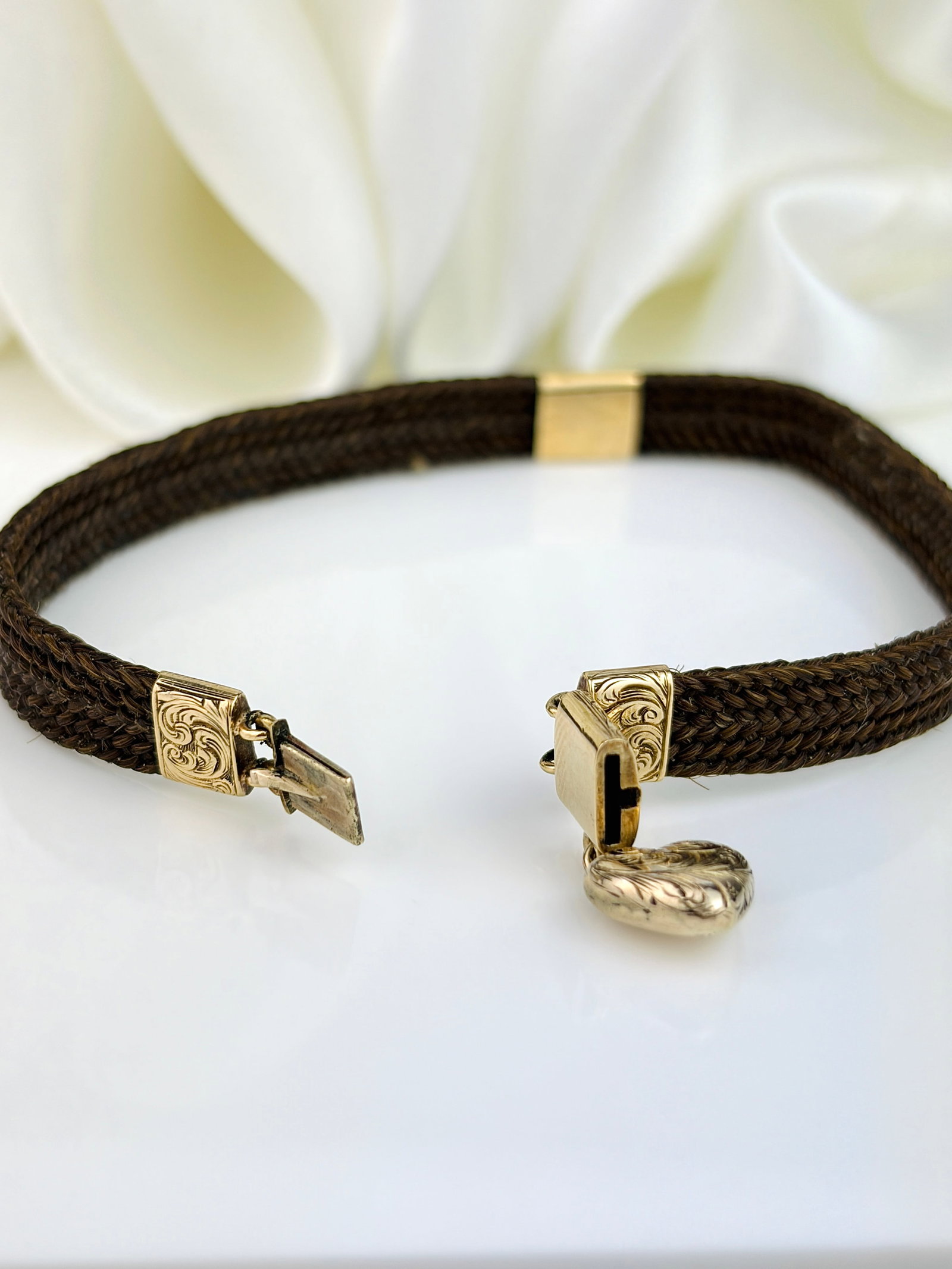 ANTIQUE VICTORIAN MOURNING HAIR BRACELET WITH 9ct GOLD DETAILS AND HEART DROP - 4