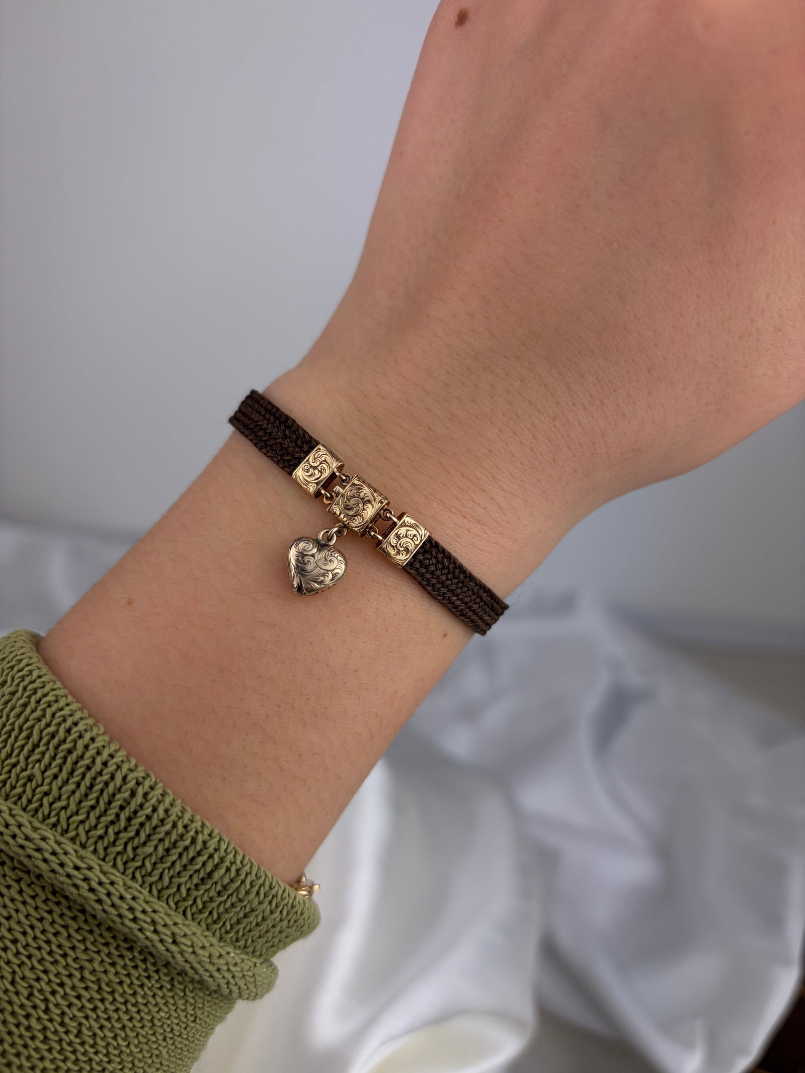 ANTIQUE VICTORIAN MOURNING HAIR BRACELET WITH 9ct GOLD DETAILS AND HEART DROP - 5