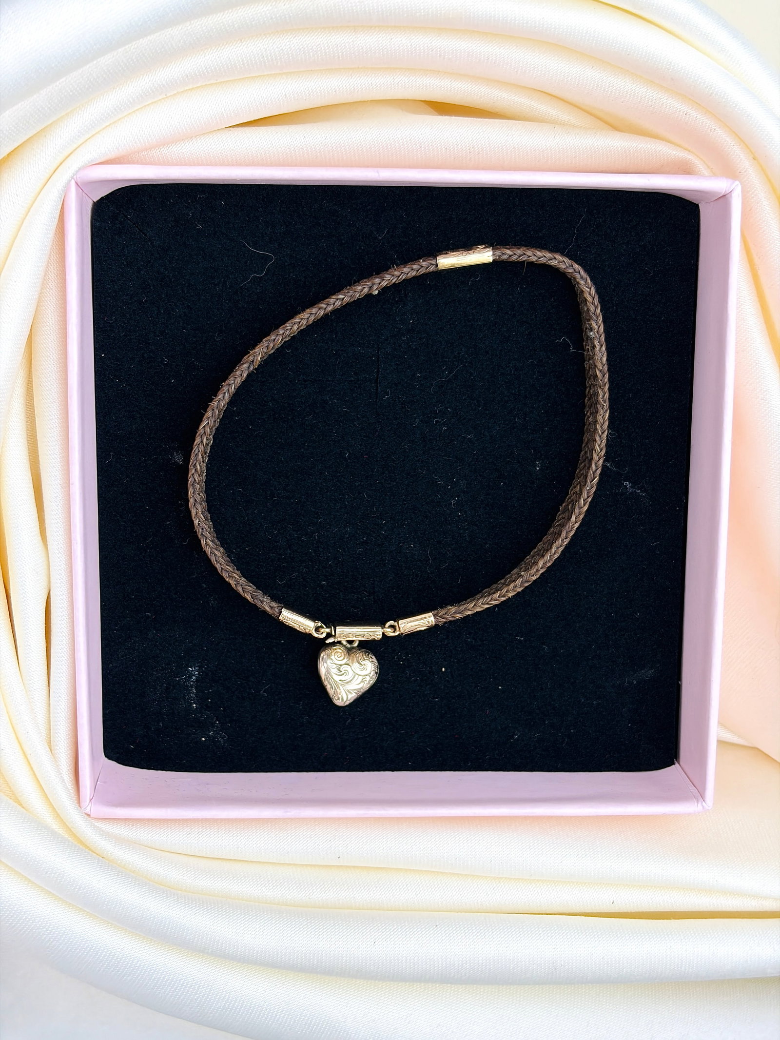 ANTIQUE VICTORIAN MOURNING HAIR BRACELET WITH 9ct GOLD DETAILS AND HEART DROP - 7