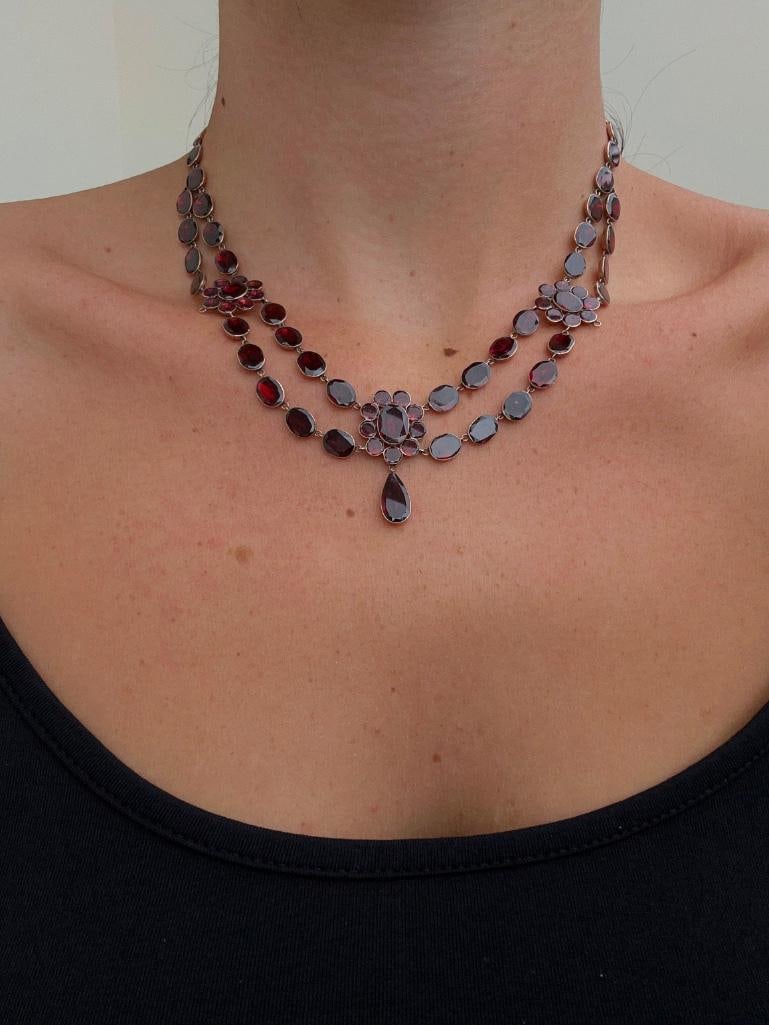 Antique flat cut garnet necklace and earrings set in gold housed in an antique box - 2