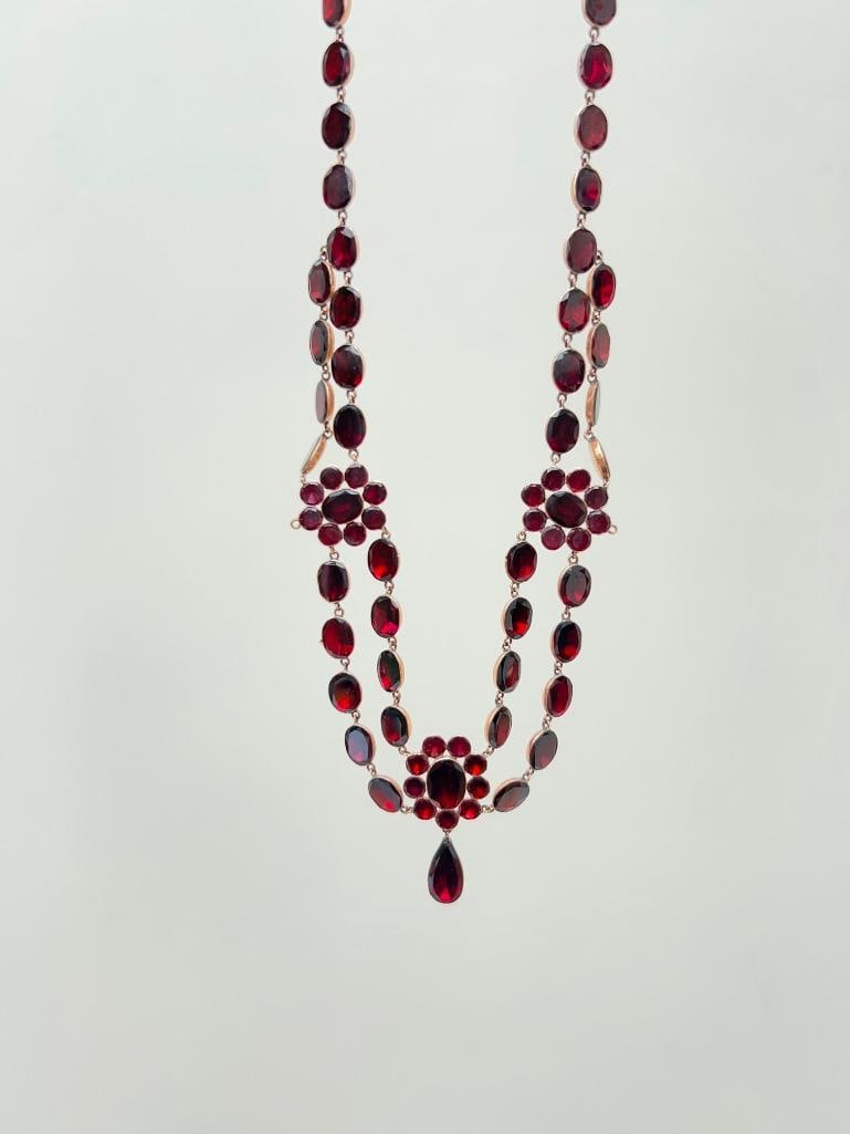 Antique flat cut garnet necklace and earrings set in gold housed in an antique box - 3