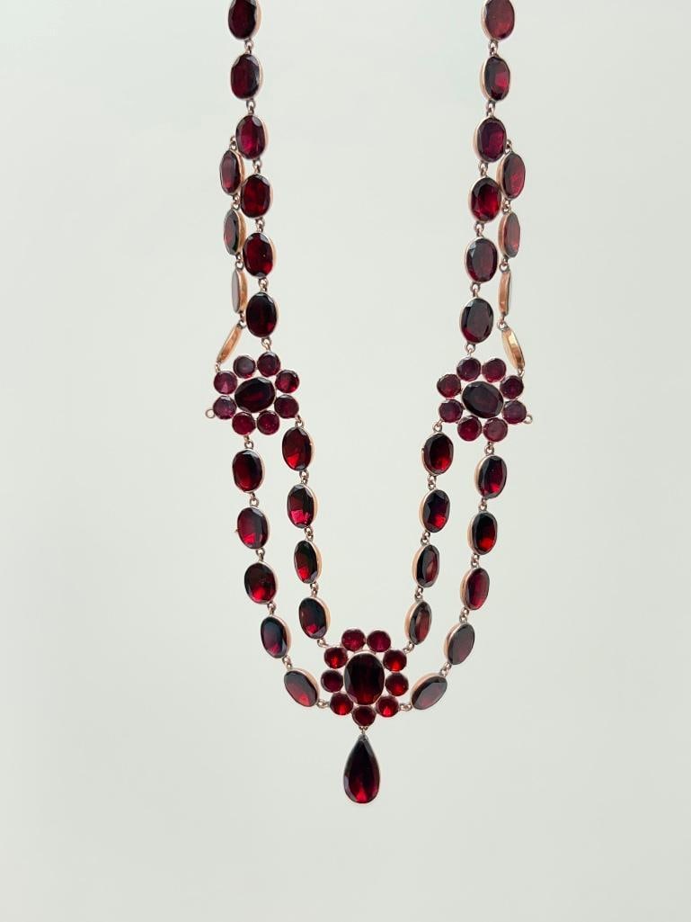 Antique flat cut garnet necklace and earrings set in gold housed in an antique box - 4