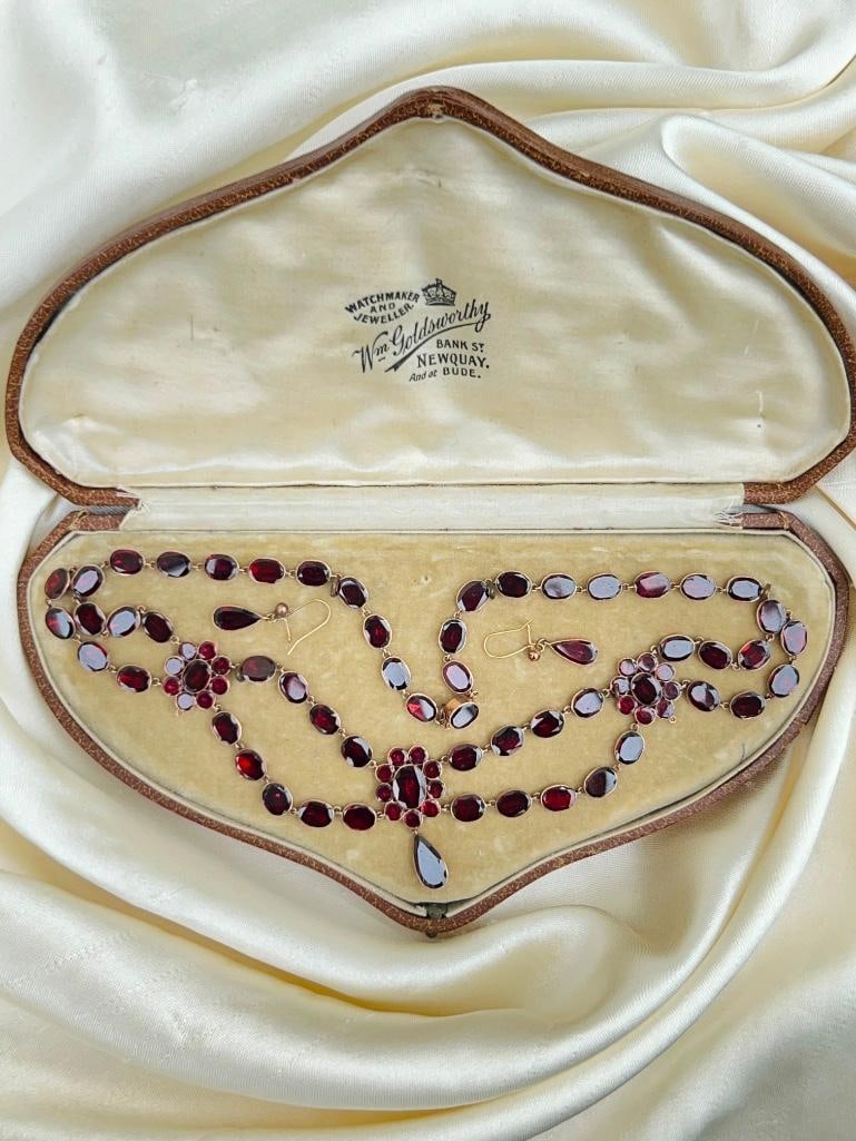 Antique flat cut garnet necklace and earrings set in gold housed in an antique box - 6