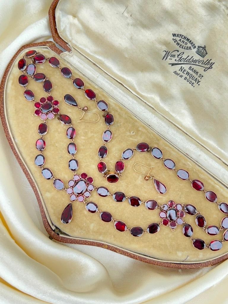 Antique flat cut garnet necklace and earrings set in gold housed in an antique box - 7
