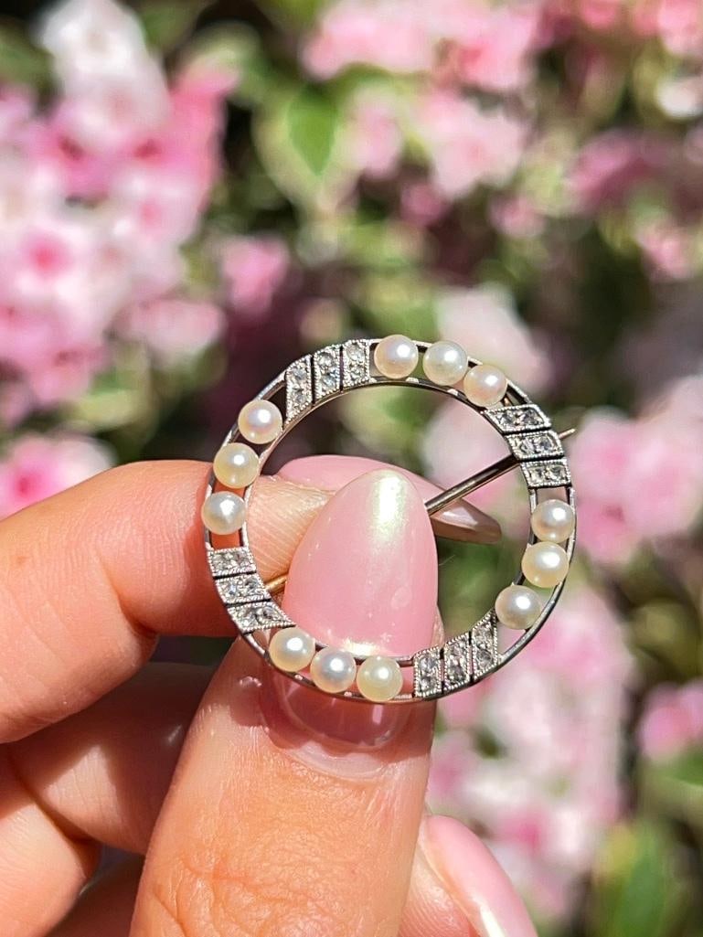 Antique gold Pearl and diamond halo brooch: Antique gold Pearl and diamond halo brooch so beautiful measurements size 27mm x 27mm weight 4.44g materials / gold Pearl diamond ddZ