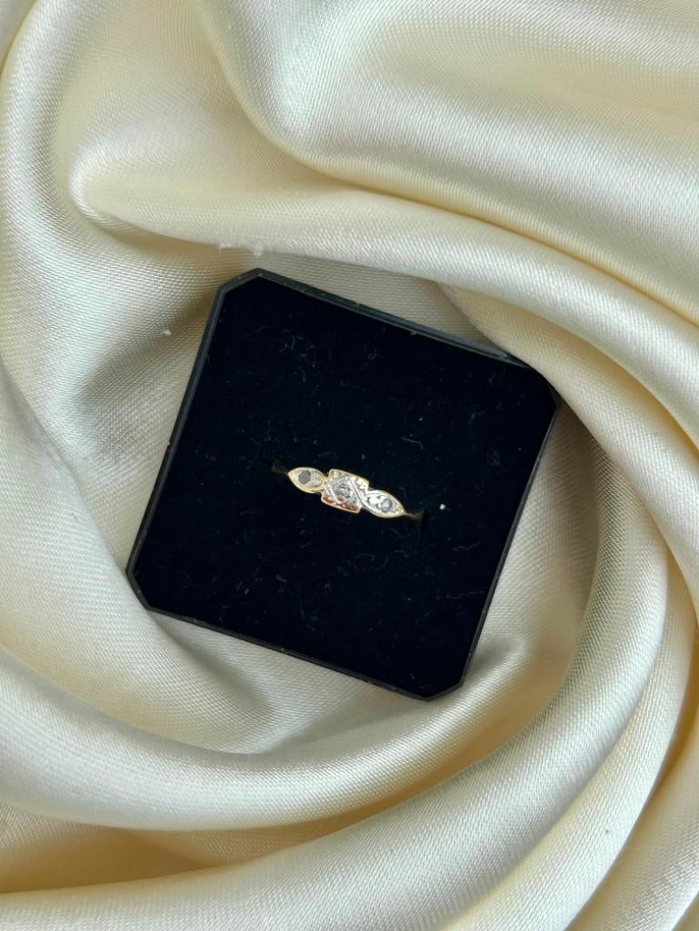 Art Deco 18ct Gold and Platinum Diamond 3 Stone Ring - 4