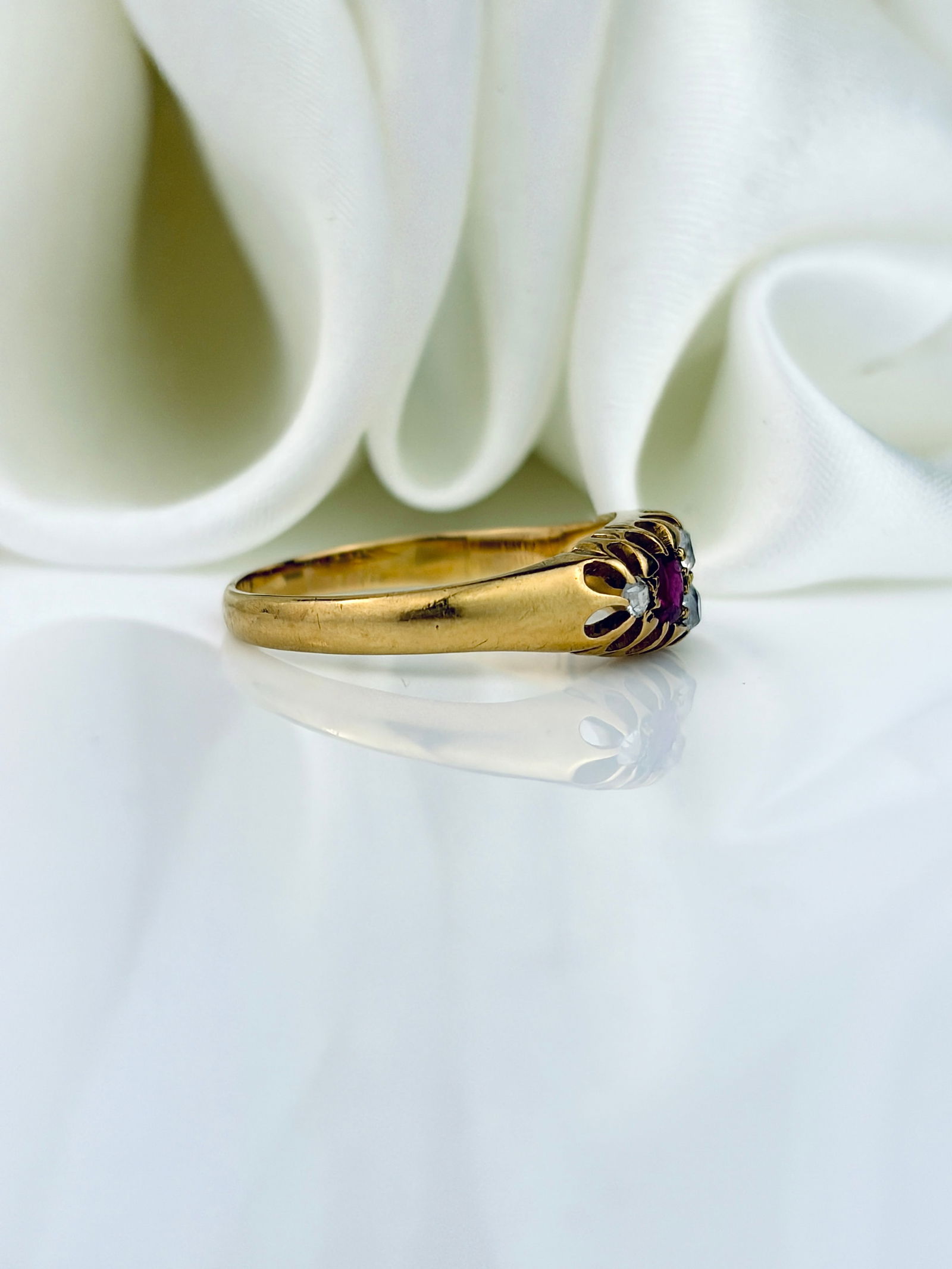 ANTIQUE C.1908 18CT YELLOW GOLD RUBY AND DIAMOND 5 STONE RING - 2
