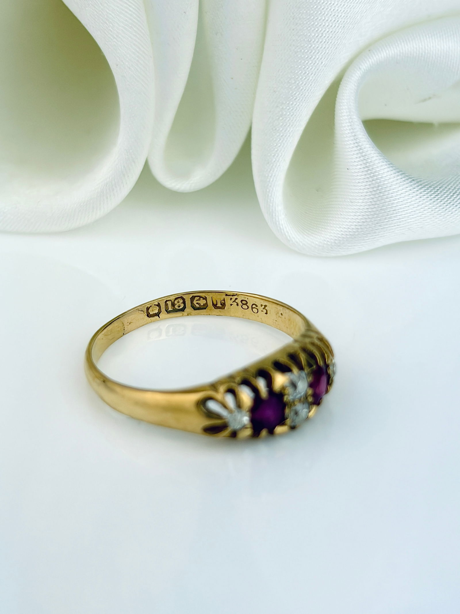 ANTIQUE C.1908 18CT YELLOW GOLD RUBY AND DIAMOND 5 STONE RING - 4