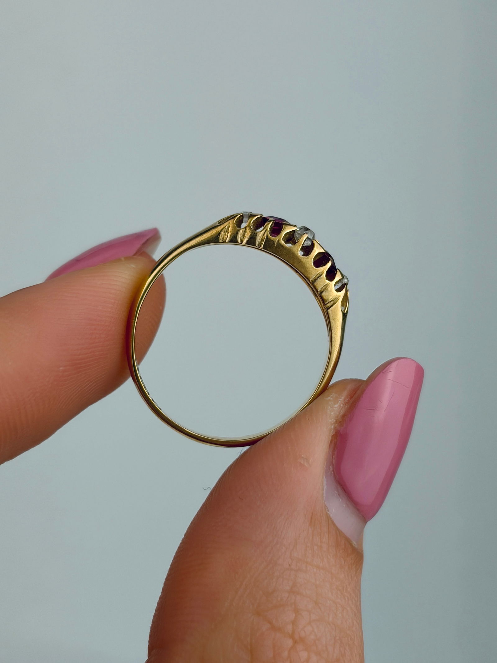ANTIQUE C.1908 18CT YELLOW GOLD RUBY AND DIAMOND 5 STONE RING - 6