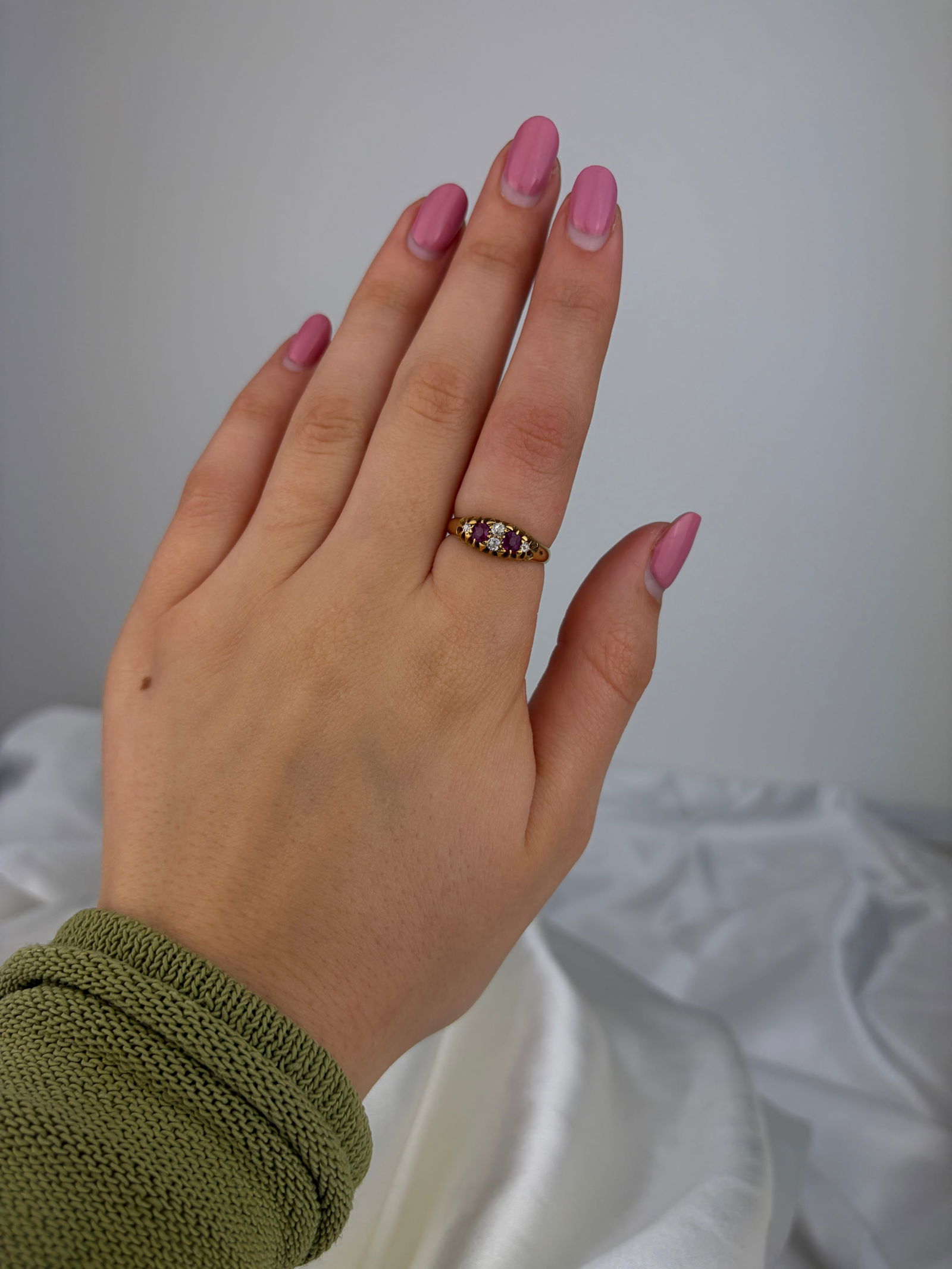 ANTIQUE C.1908 18CT YELLOW GOLD RUBY AND DIAMOND 5 STONE RING - 7