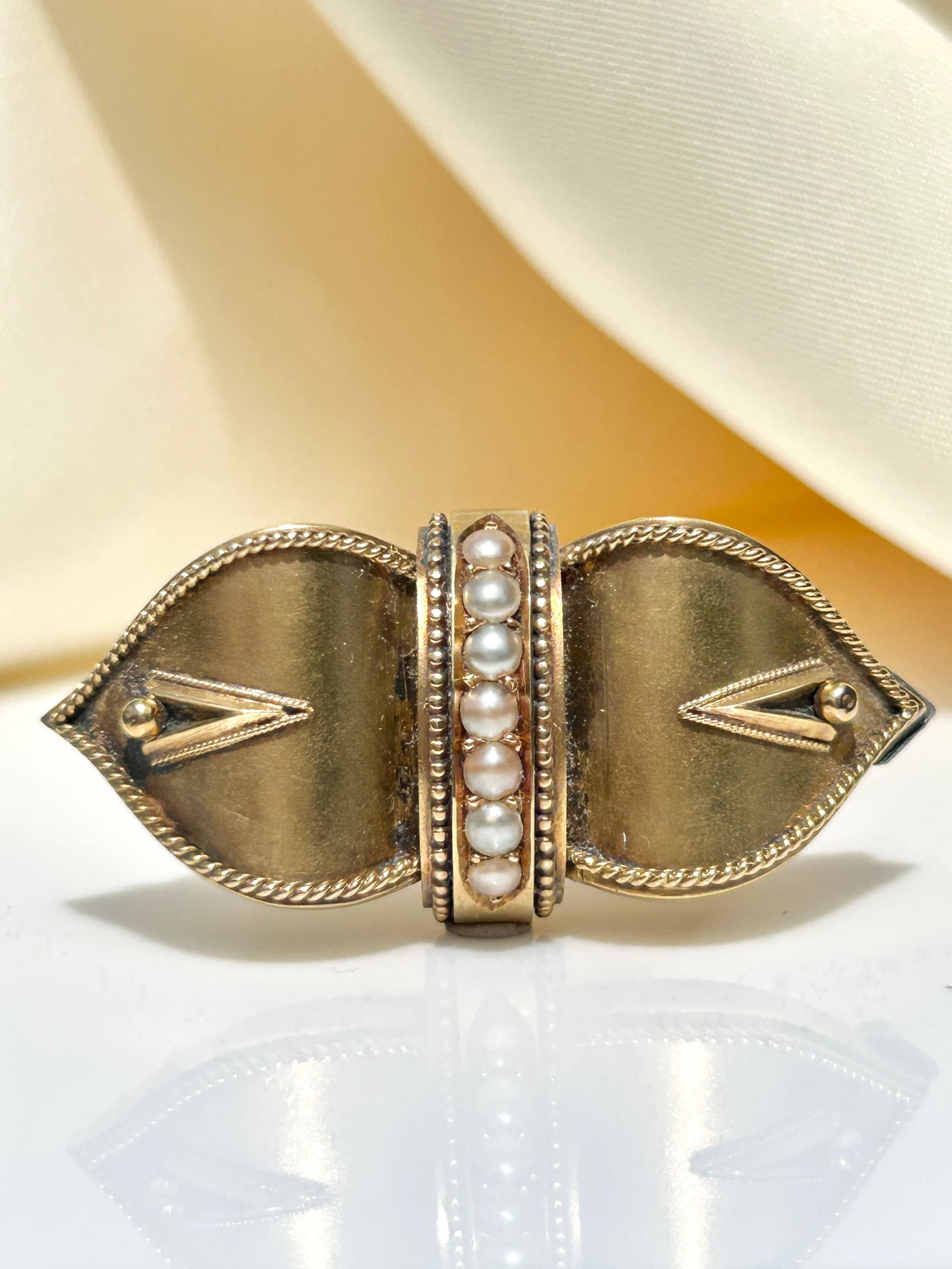 Antique large chunky 18ct yellow gold and pearl victorian era brooch: Antique large chunky 18ct yellow gold and pearl victorian era brooch Wonderful intricate design Weight 7.70 g Measure 4.5 cm x 2 cm Office use QZZ 