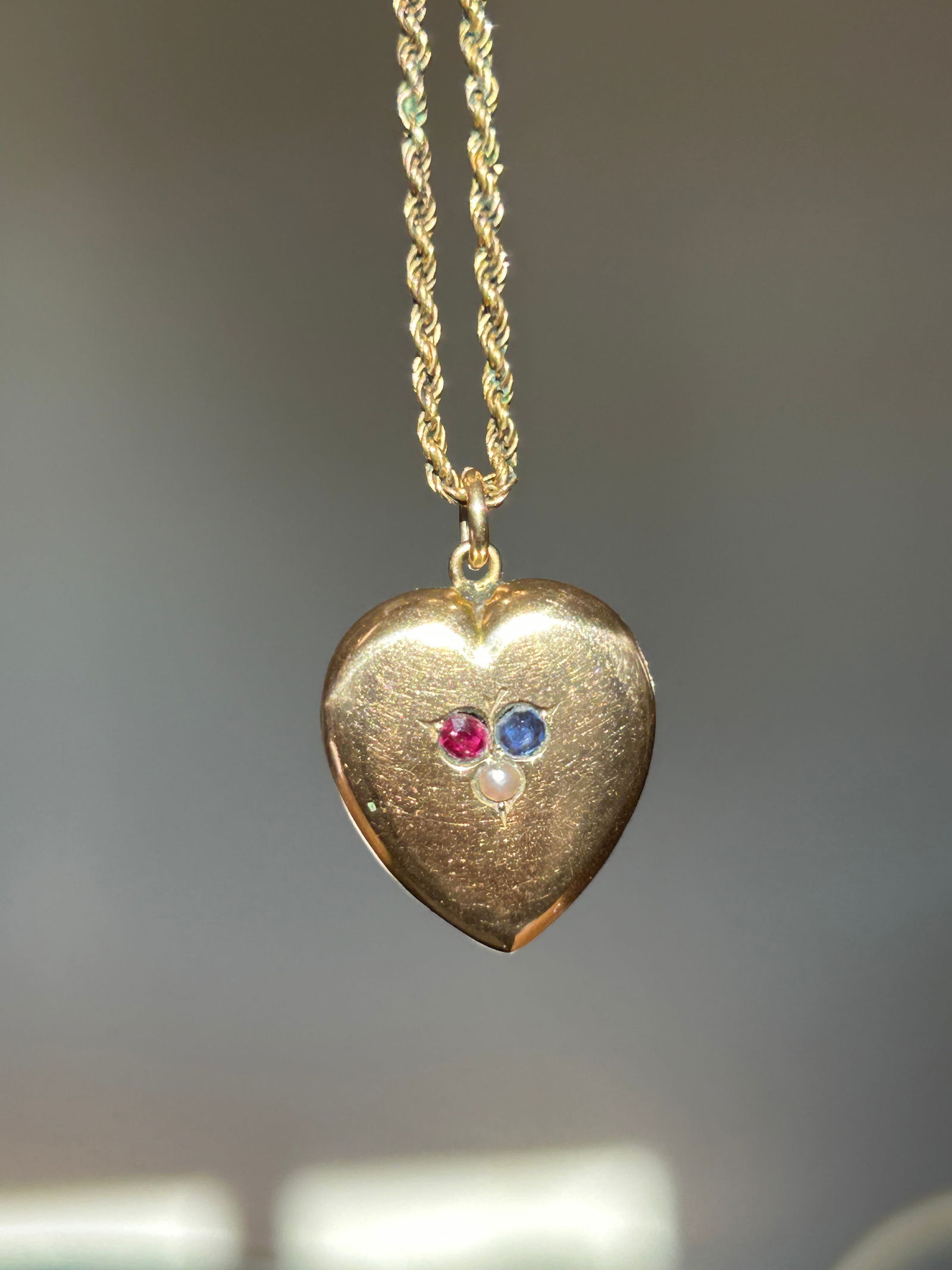 Antique ruby , sapphire and pearl 9ct gold chubby heart pendant on chain: Antique ruby , sapphire and pearl 9ct gold chubby heart pendant on chain Wonderful deisgn Chain is not gold - barrel clasp stamped 9ct weight 7.96 g chain length 50.5 cm&nbs
