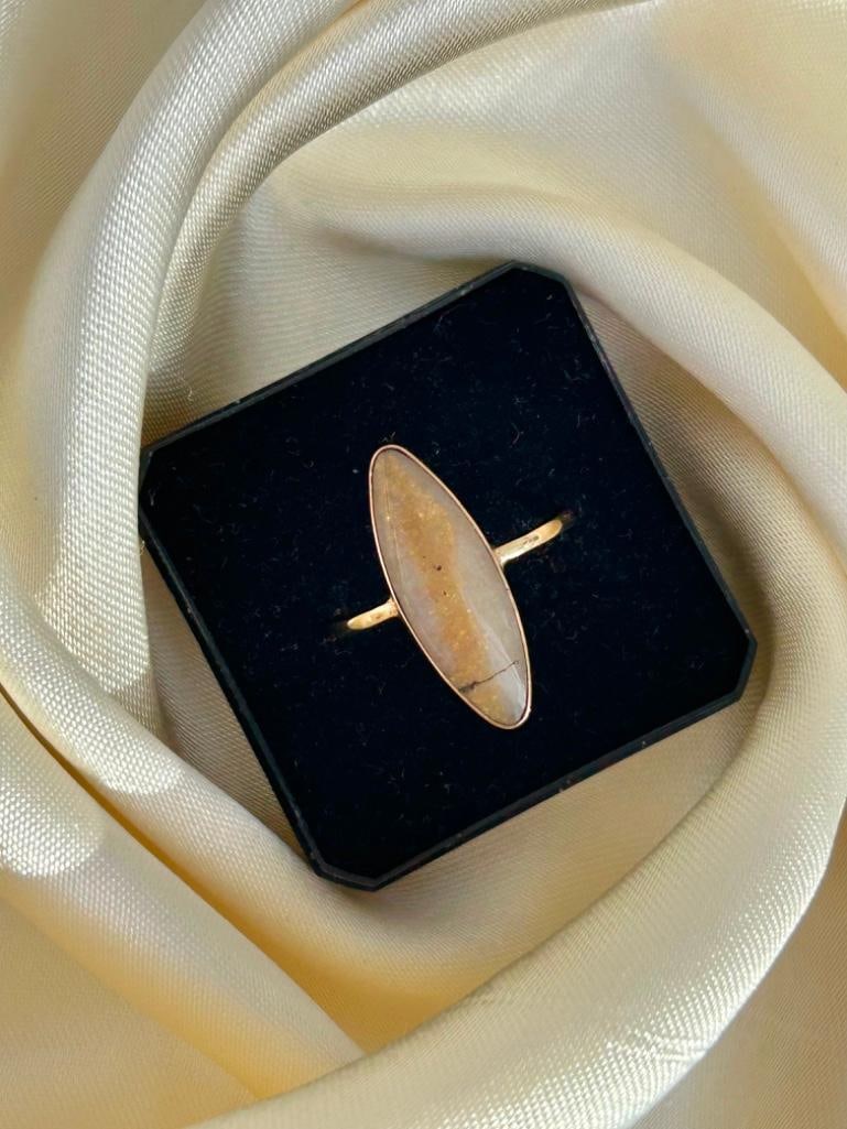 Antique Agate Navette Ring in Gold: Antique Agate Navette Ring in Gold cracked stone - shank is perfect lovely navette agate ring Ring size S head of ring 22mm x 7mm width 2.25g materials: gold & agate