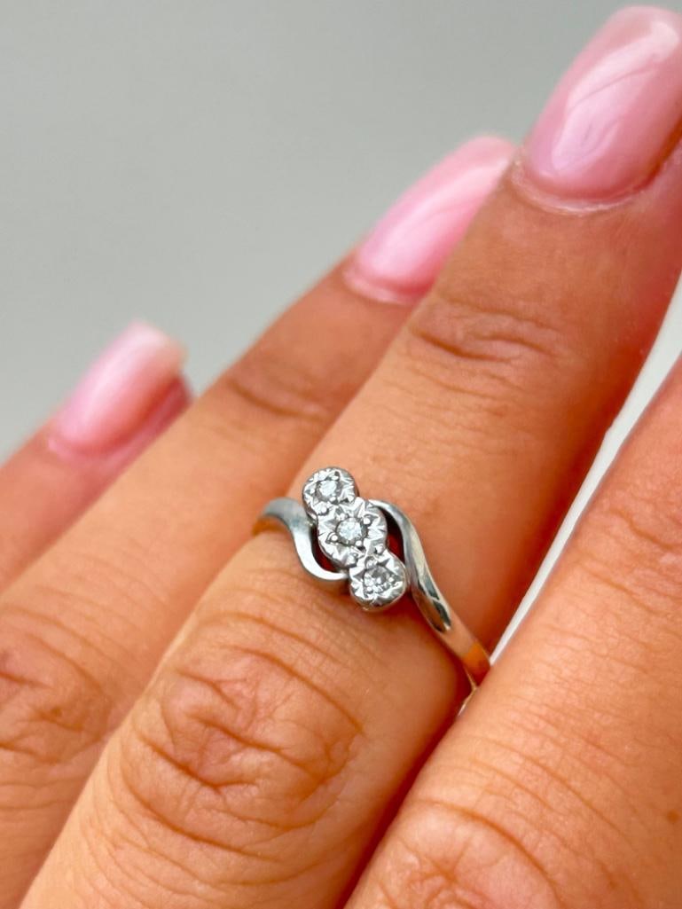 Antique Art Deco Era 18ct Yellow Gold Diamond 3 Stone Twist Ring - 2