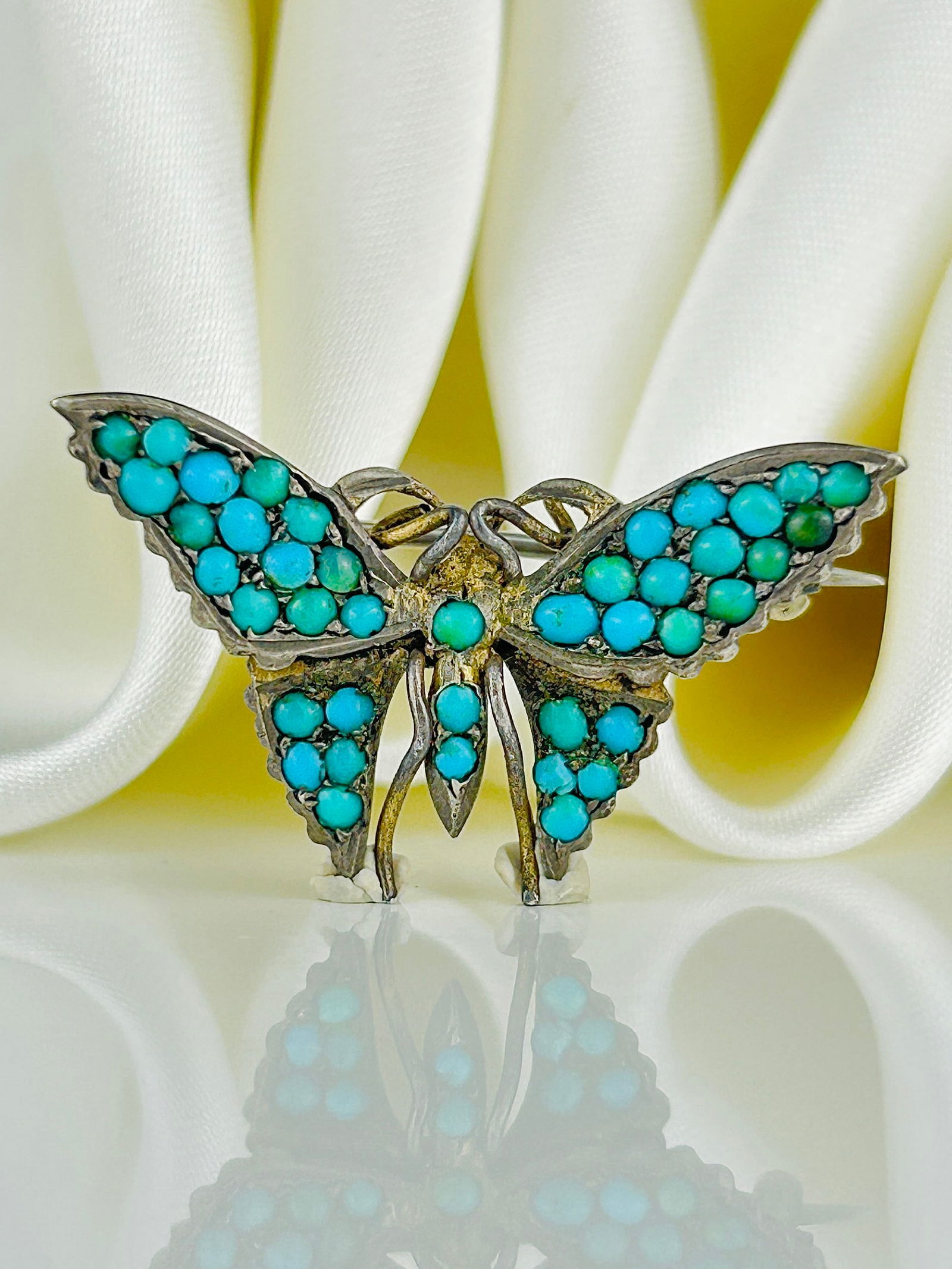 Turquoise Butterfly Brooch: Turquoise Butterfly Brooch Weight: 3.84g Size: 33x18mm Condition: The overall condition is very good Office Use: uzz The item will be sent in a gift box. 