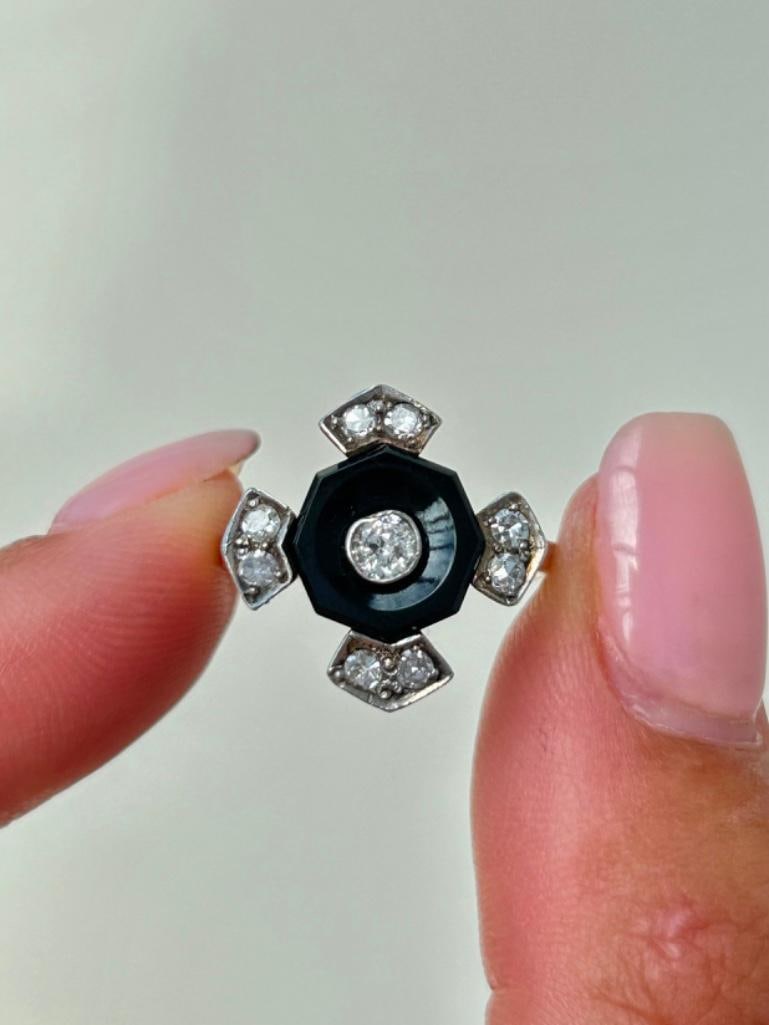 Outstanding Carved Onyx and Diamond Carved Ring in Gold - 5