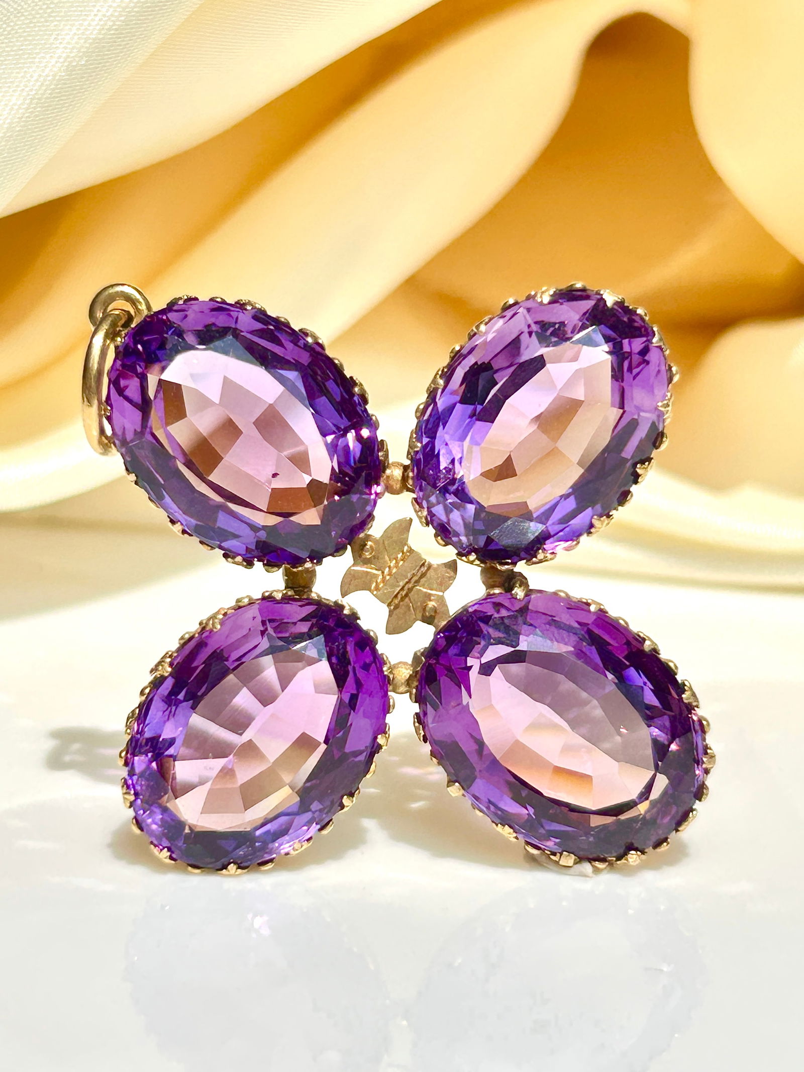 Large antique gold amethsyt brooch / pendant: Large antique gold amethsyt brooch / pendant weight : 18.74 g measures : 6 x 5 cm Ornate design Office use TDZ 