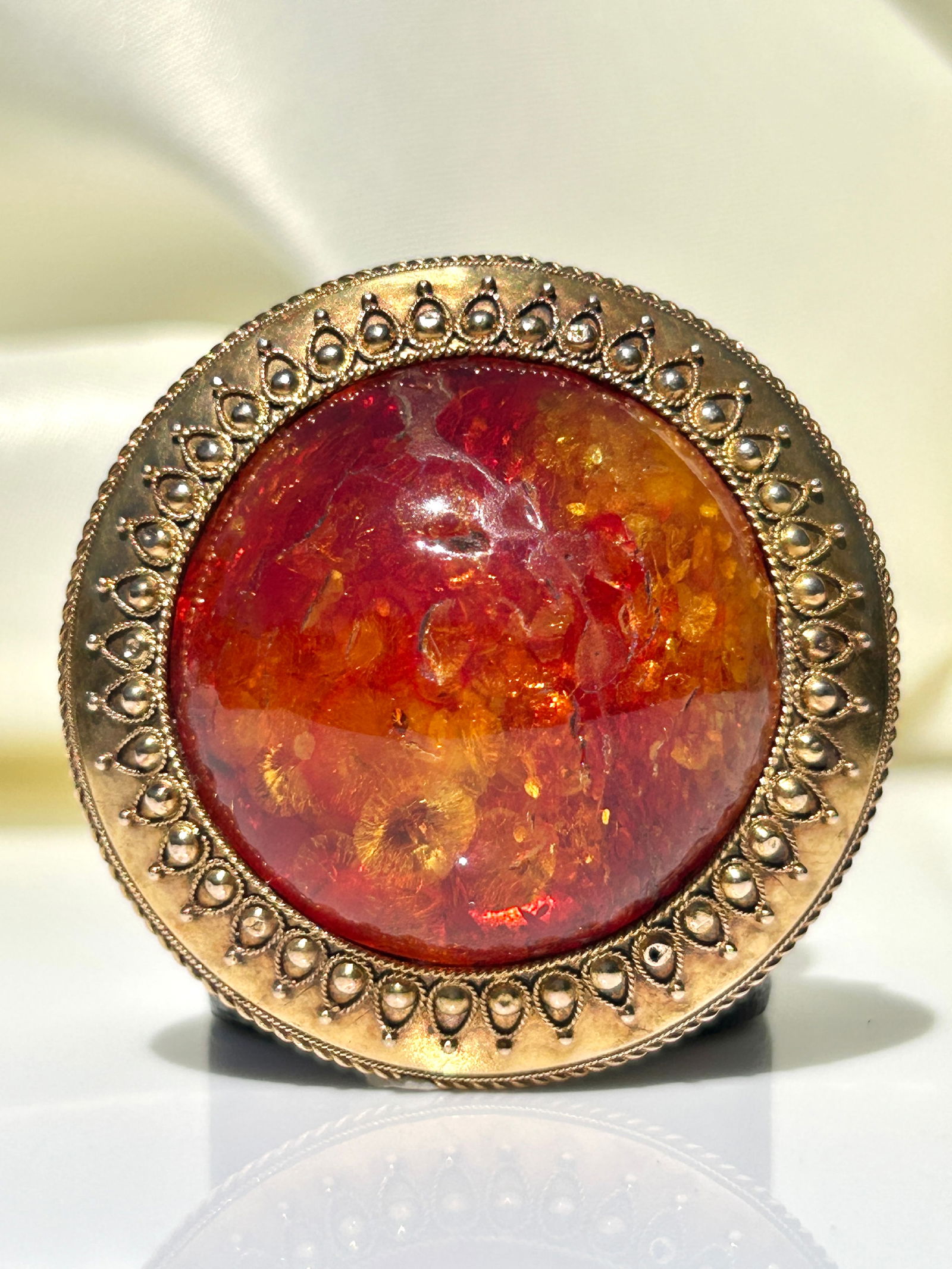 Huge Antique 18ct Yellow Gold Amber Dome Pendant With Fine Detailing: Huge Antique 18ct Yellow Gold Amber Dome Pendant With Fine Detailing Outstanding Bright Amber Pendant Wonderful details HEAVY ! Weight : 21.77g Measures : 4.5cm