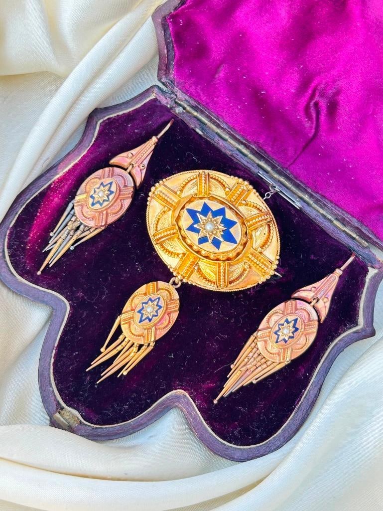 Antique Victorian Era 18ct Yellow Gold Blue Enamel Stars and Pearl Suite in Fitted Box: Antique Victorian Era 18ct Yellow Gold Blue Enamel Stars and Pearl Suite in Fitted Box locket back brooch with safety chain and earrings measurements brooch size 72mm x