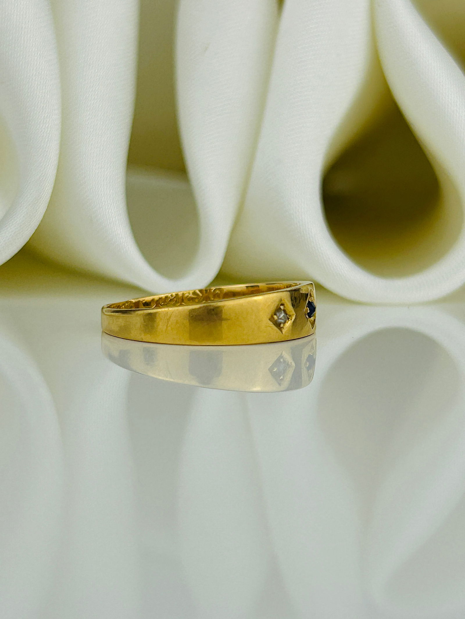 Sweet Antique Sapphire and Diamond 3 Stone in 18ct Yellow Gold - 2