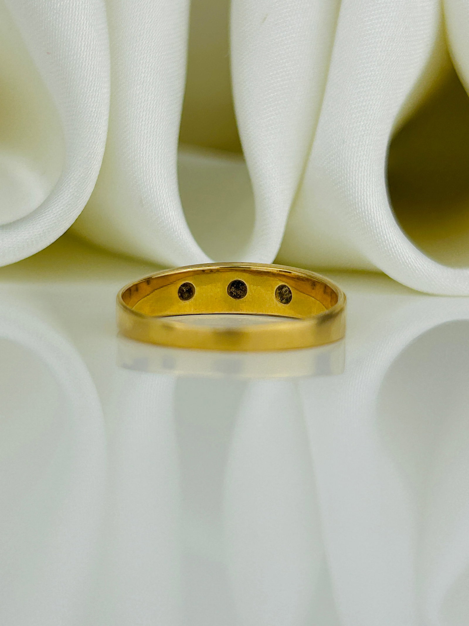 Sweet Antique Sapphire and Diamond 3 Stone in 18ct Yellow Gold - 3