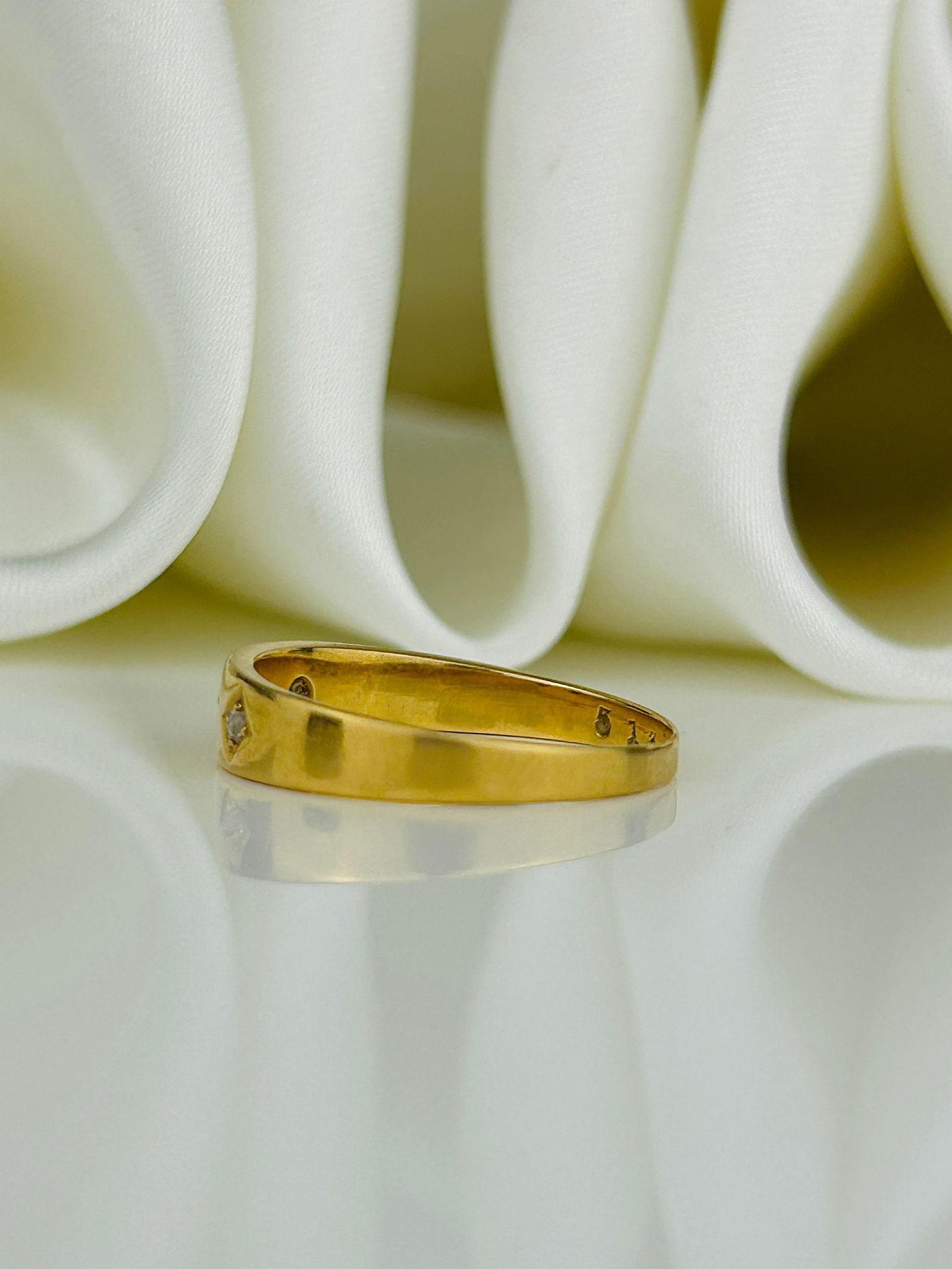 Sweet Antique Sapphire and Diamond 3 Stone in 18ct Yellow Gold - 4