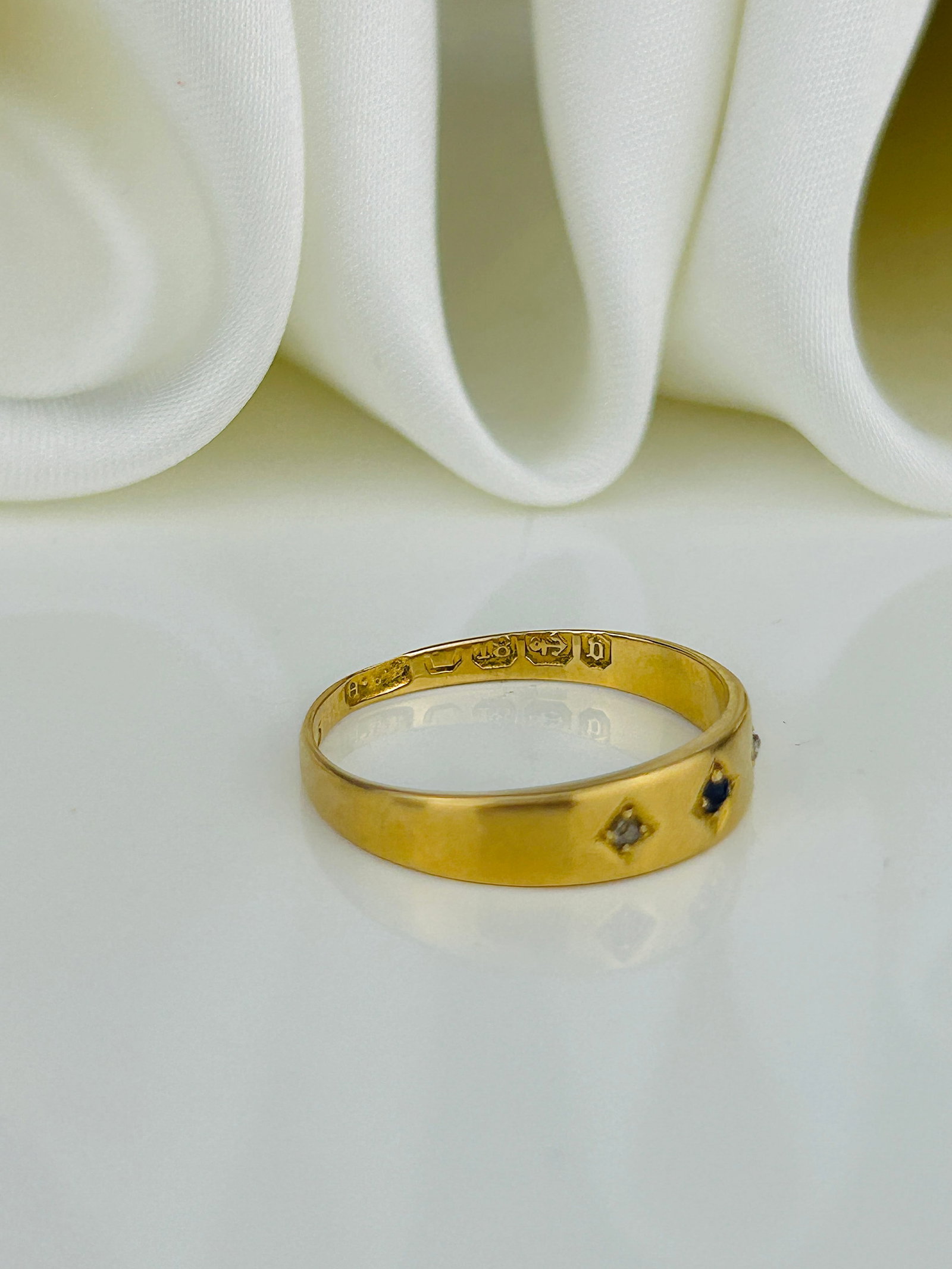 Sweet Antique Sapphire and Diamond 3 Stone in 18ct Yellow Gold - 6