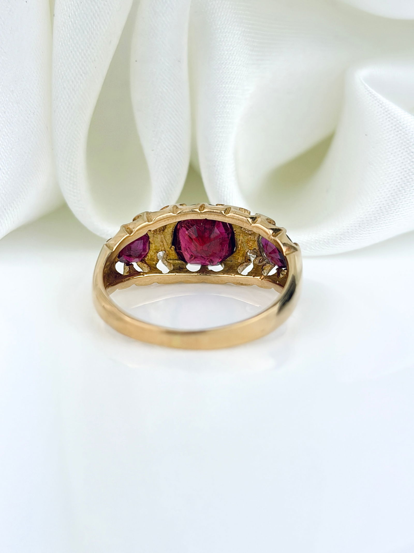 ANTIQUE CHUNKY GOLD RUBY AND DIAMOND 5 STONE RING - 3