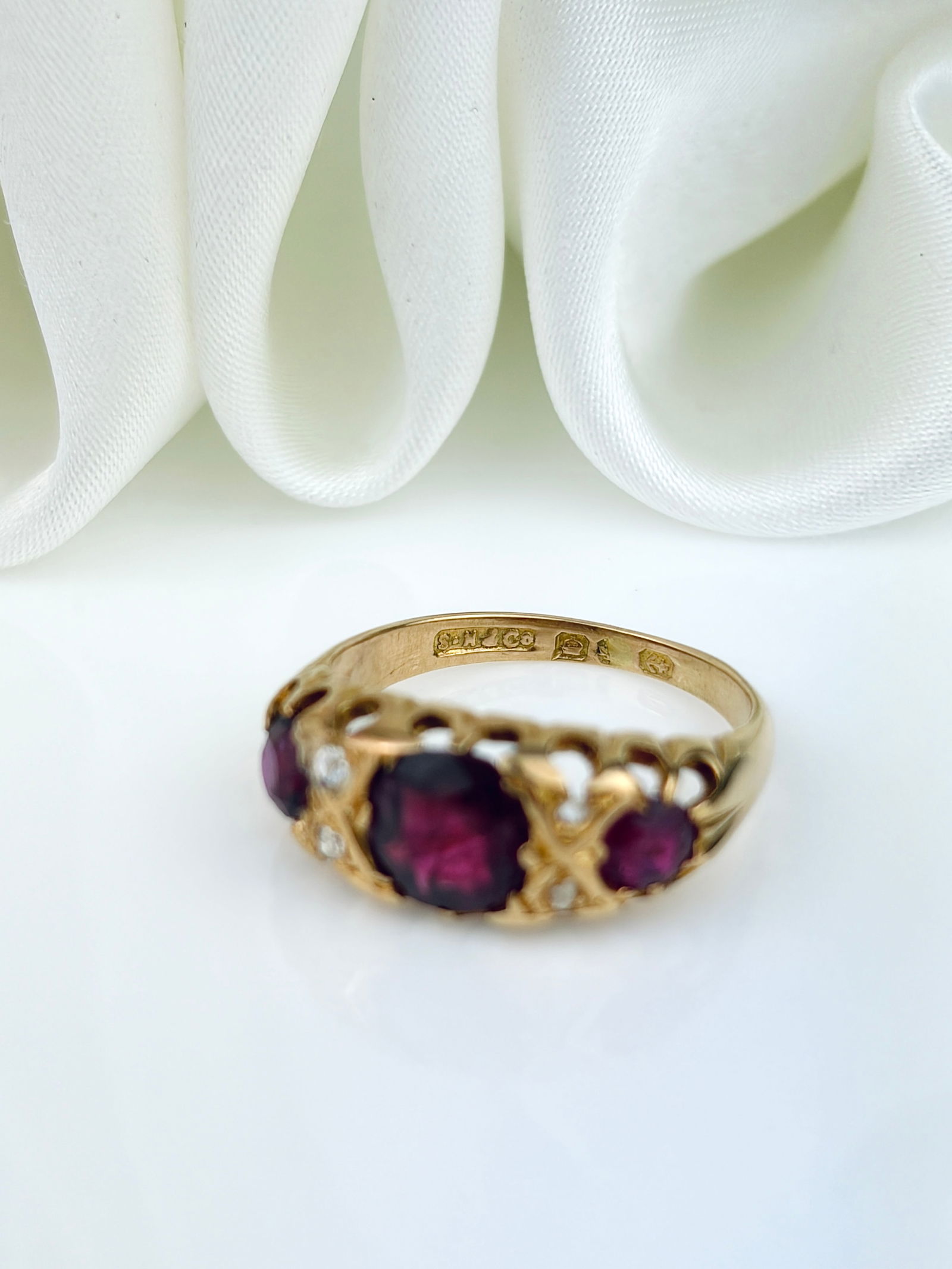 ANTIQUE CHUNKY GOLD RUBY AND DIAMOND 5 STONE RING - 4