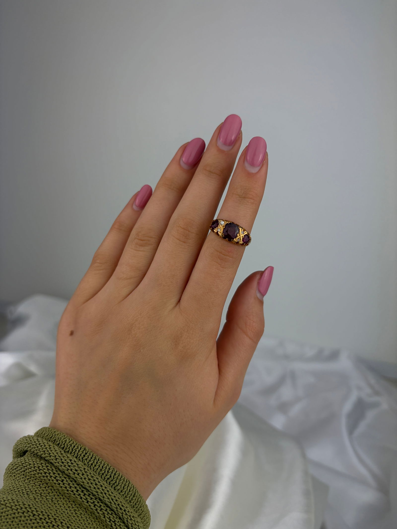 ANTIQUE CHUNKY GOLD RUBY AND DIAMOND 5 STONE RING - 7