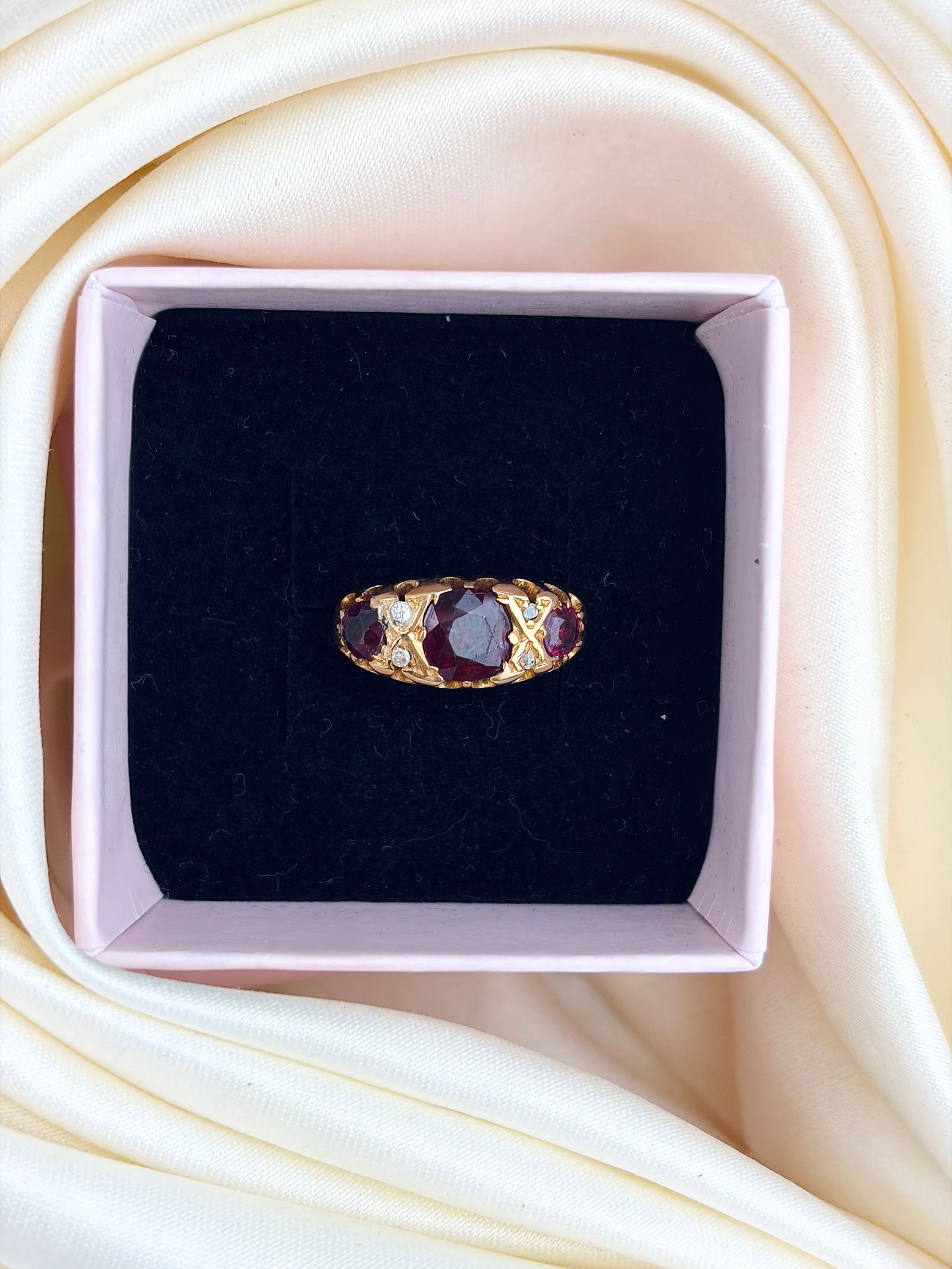 ANTIQUE CHUNKY GOLD RUBY AND DIAMOND 5 STONE RING - 9