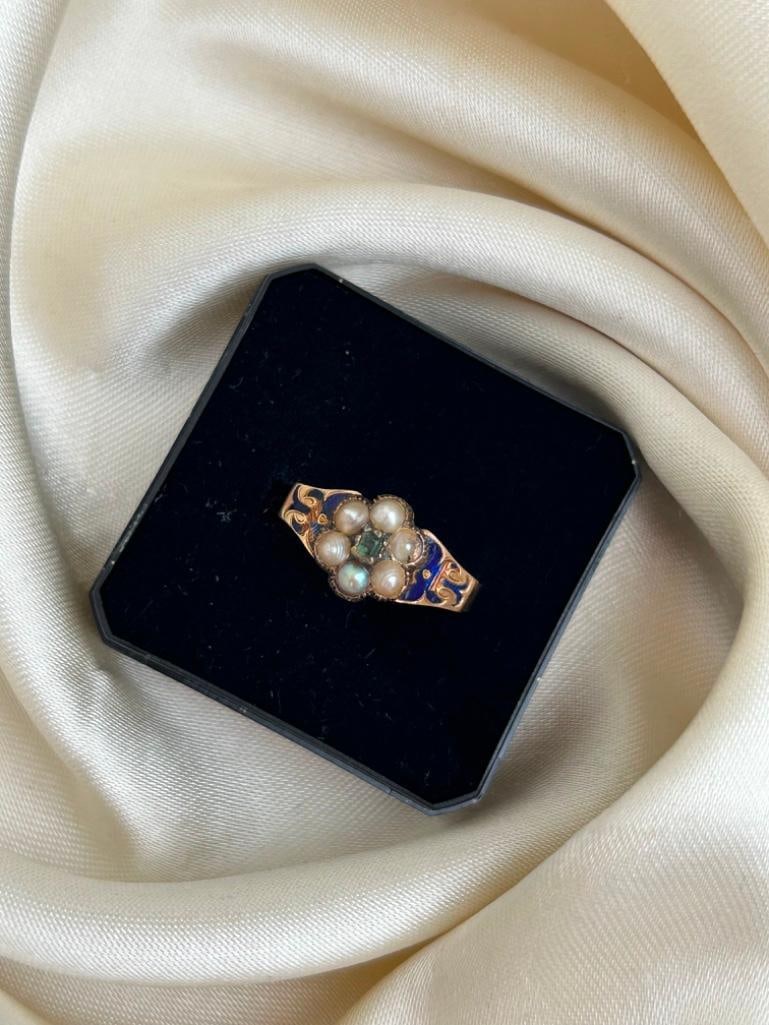 Antique Locket Back Emerald and Pearl Flower Ring Set on an Enamel and Gold Band - 4