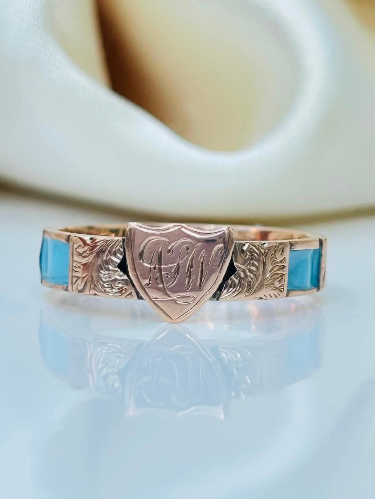 Antique gold blue enamel shield front ring: Antique gold blue enamel shield front ring A beautiful ring measurements size UK P US 8 head of ring 6mm x 6mm weigth 1.53g stamped 9.375 materials gold and blue e